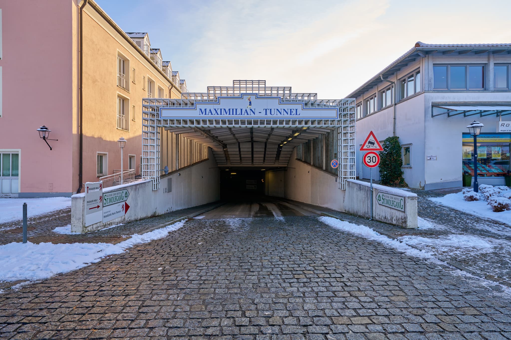 Ein Blick auf den Maximilian-Tunnel im Winter, Bad Griesbach, Landkreis Passau, Niederbayern, Deutschland.