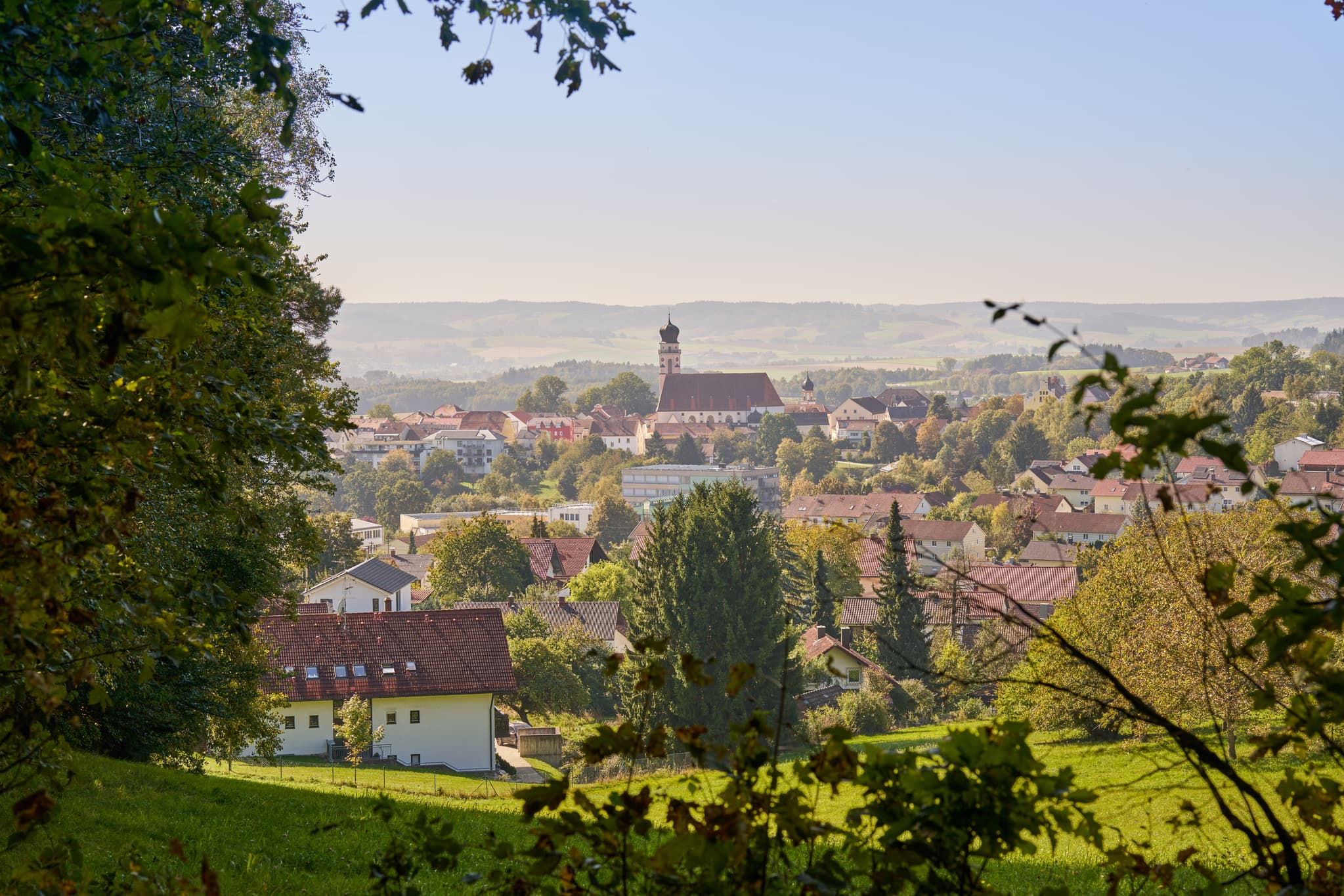 Landschaftsansicht von Bad Griesbach, Stadt im Landkreis Passau, Niederbayern, Bayern, Deutschland. Die Region liegt im Bayerischen Wald.
