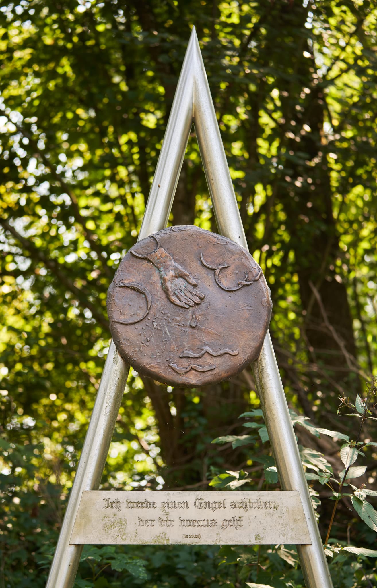 Pilgerstation Isen in Lindloh, Winhöring, Landkreis Altötting, Oberbayern, Inn-Salzach, Deutschland. Gedenktafel mit biblischem Zitat in grüner Landschaft.