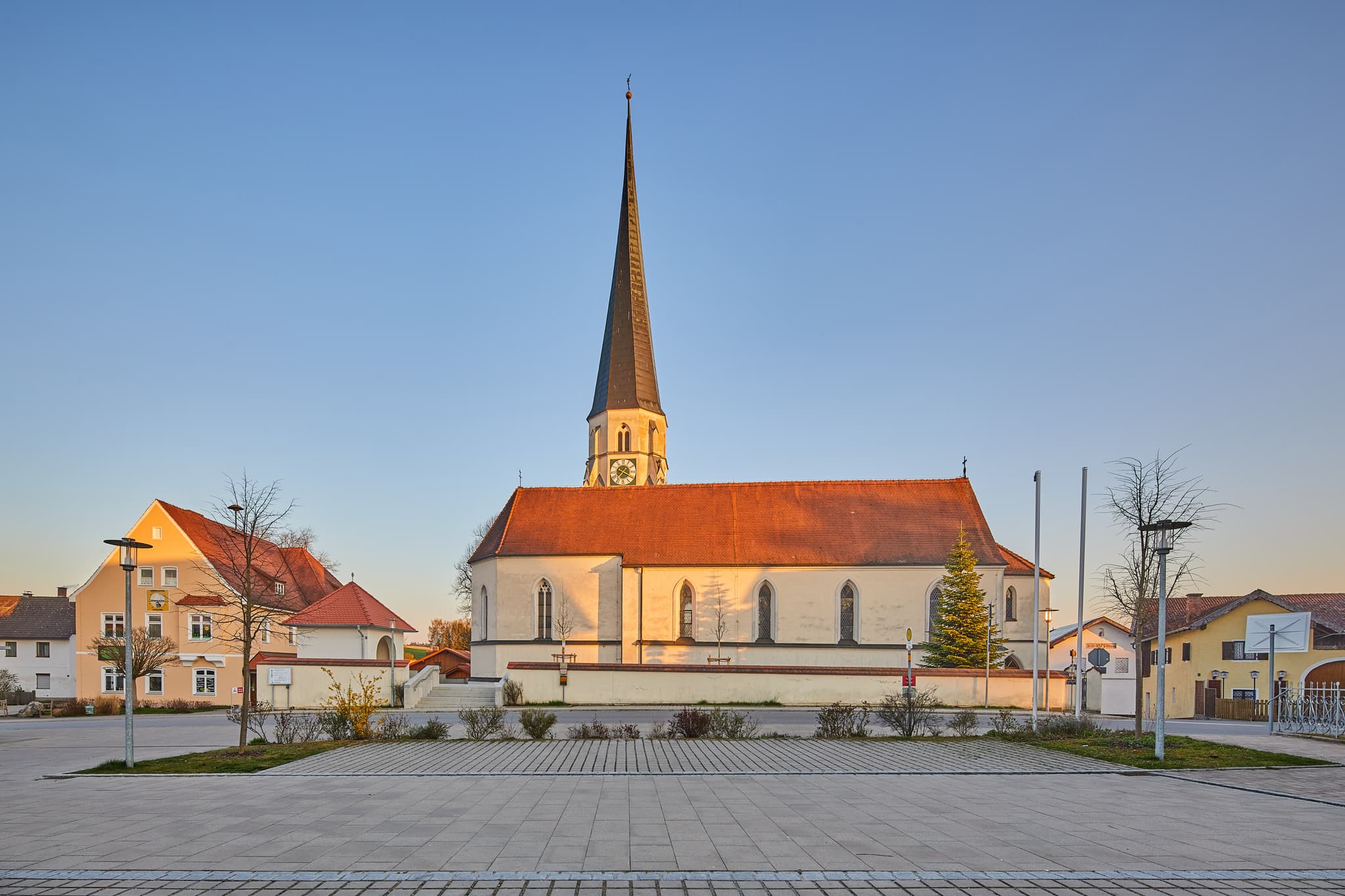 Kirche in Rogglfing, Ortsteil von Wurmannsquick, Landkreis Rottal-Inn, Niederbayern, Region Holzland. Idyllische ländliche Szene in Deutschland.