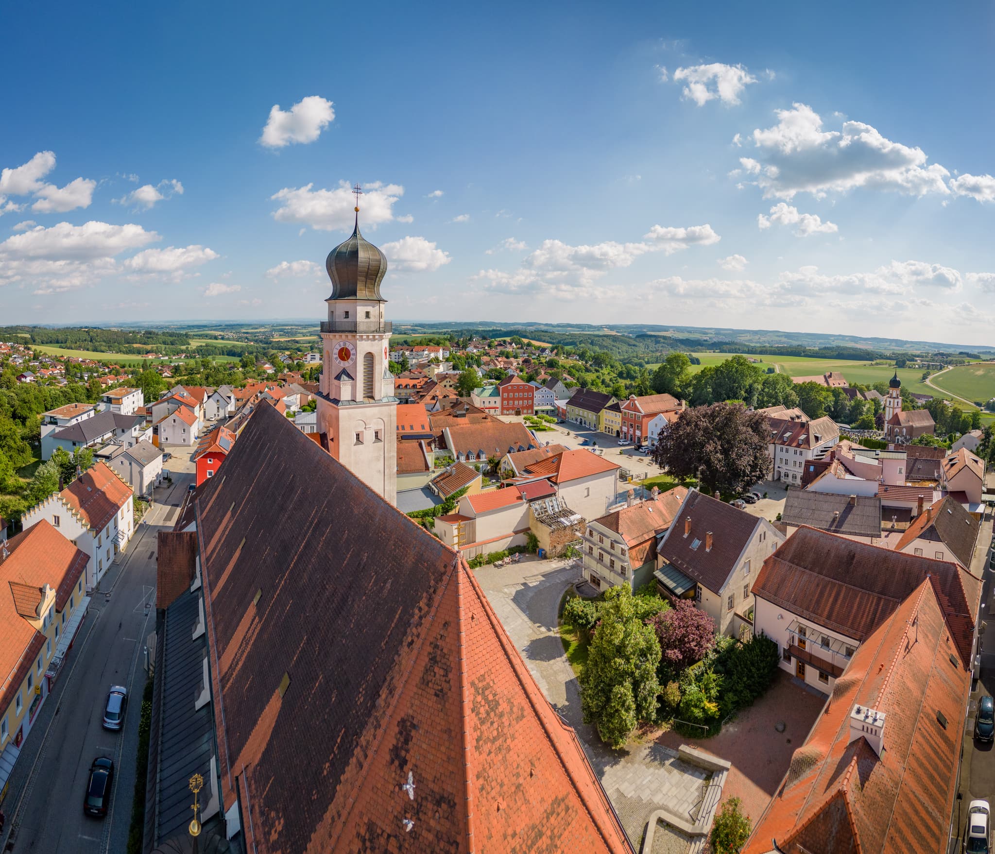 Luftaufnahme der Stadtpfarrkirche Heilige Familie in Bad Griesbach, Landkreis Passau, Niederbayern, Deutschland. Historische Stadt im Bäderdreieck.