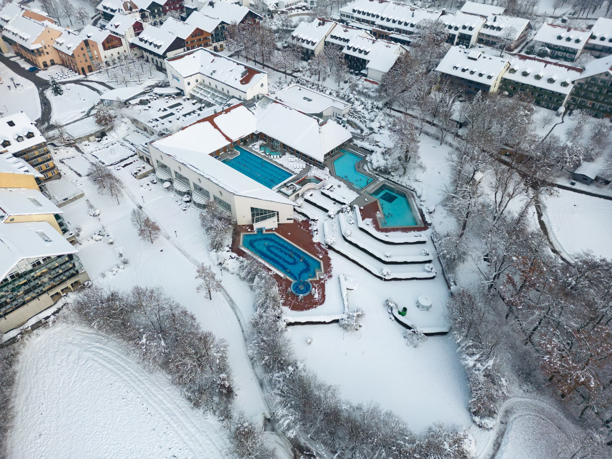 Therme Bad Griesbach im Winter. Außenanlagen der Therme, die mit Schnee bedeckt sind. Bad Griesbach liegt im Landkreis Passau, Niederbayern, im Bäderdreieck.
