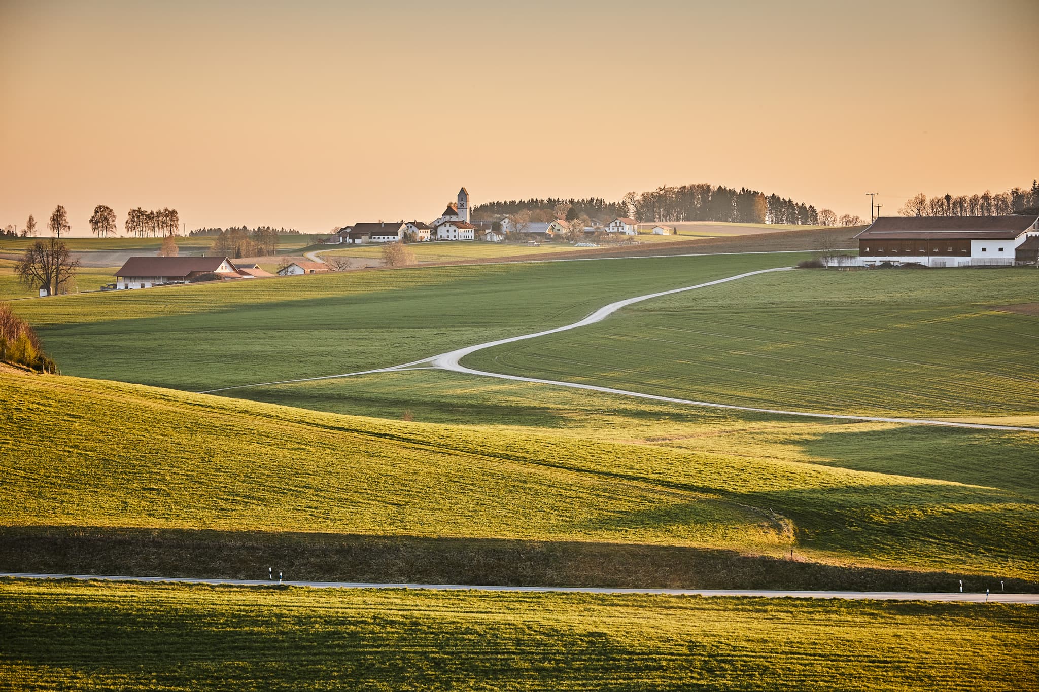 Weitläufige Felderlandschaft nach Ecking, Gemeinde Reischach, Landkreis Altötting. Die Szenerie prägt die Region Inn-Salzach, Oberbayern, Deutschland.