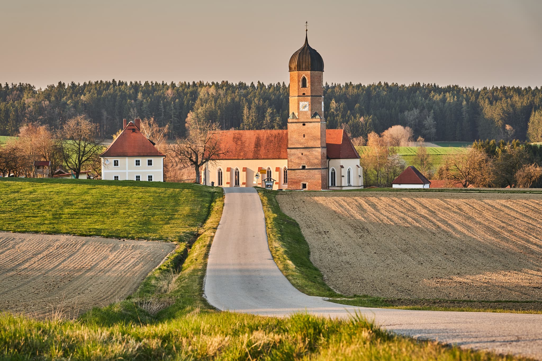 Filialkirche St. Martinus Martinskirchen, Wurmannsquick, Rottal-Inn, Niederbayern, Deutschland. Kirche im Holzland, umgeben von Feldern und Wegen.