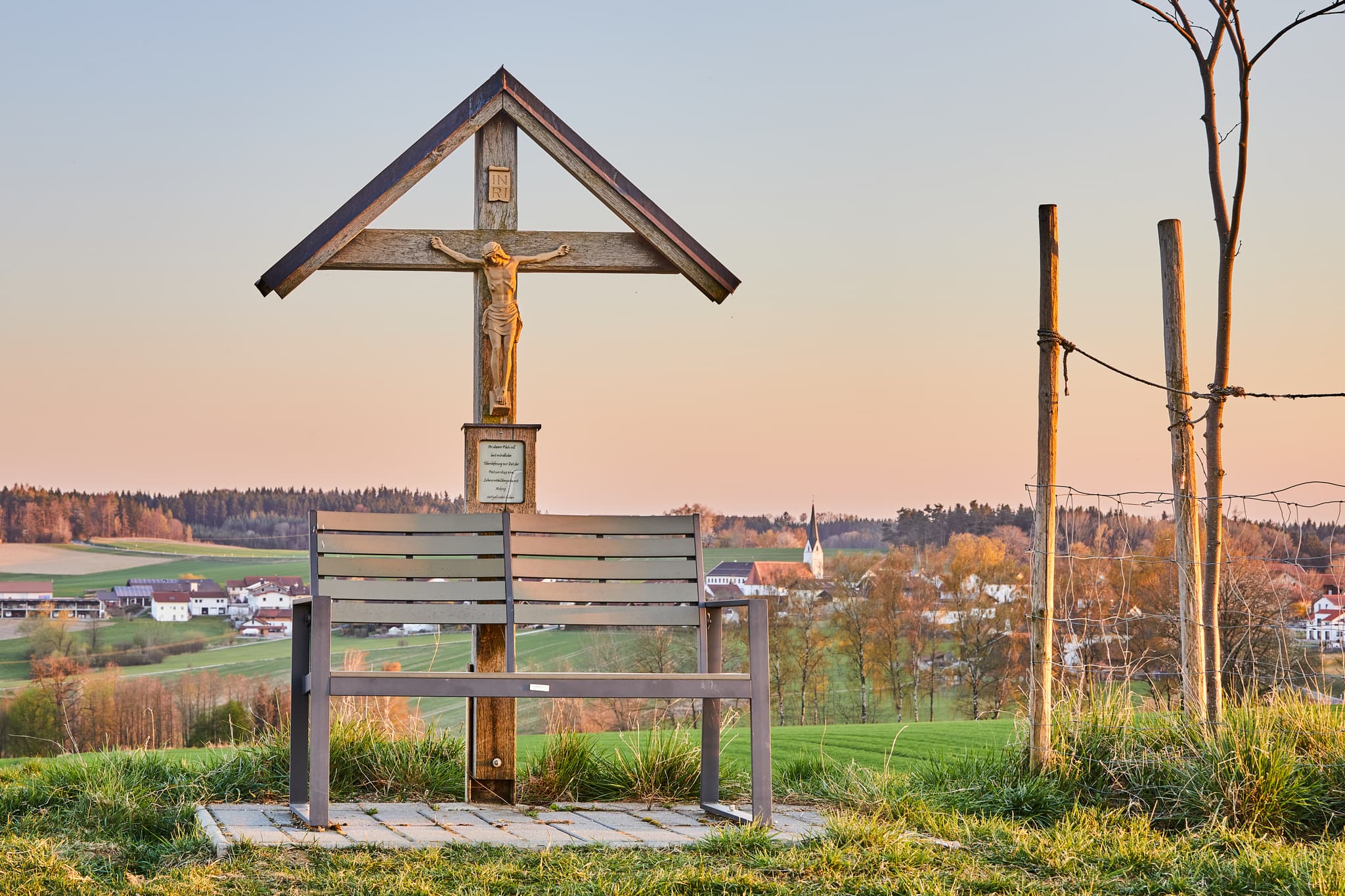 Feldkreuz mit Panoramablick in Arbing, Gemeinde Reischach, Landkreis Altötting. Die weite Landschaft in Oberbayern, Region Inn-Salzach, Deutschland.