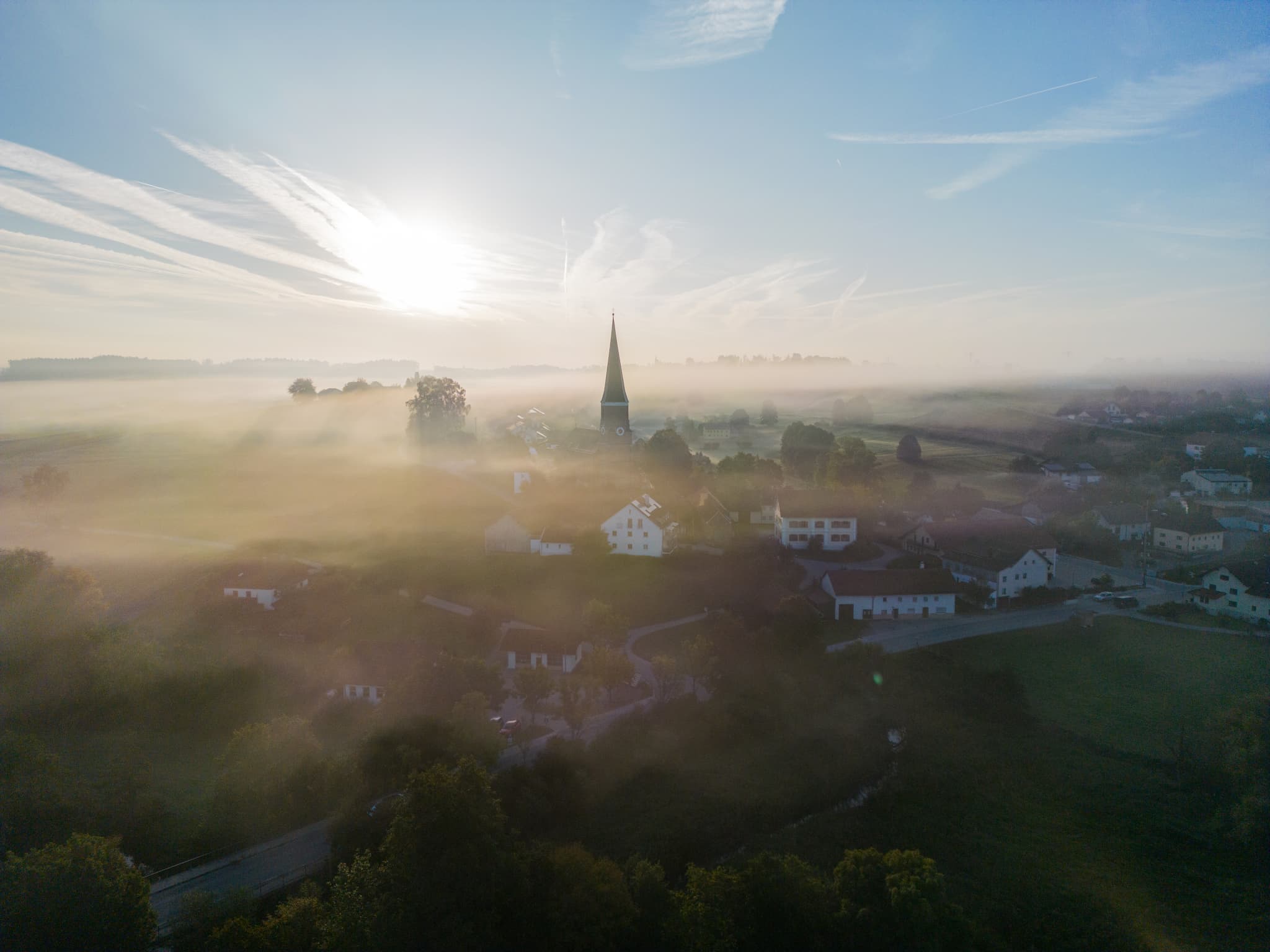 Luftbild von Hirschhorn in Wurmannsquick, Landkreis Rottal-Inn, Niederbayern, Deutschland. Dorf und Kirche im Morgennebel. Sonnenaufgang im Herbst im Holzland.