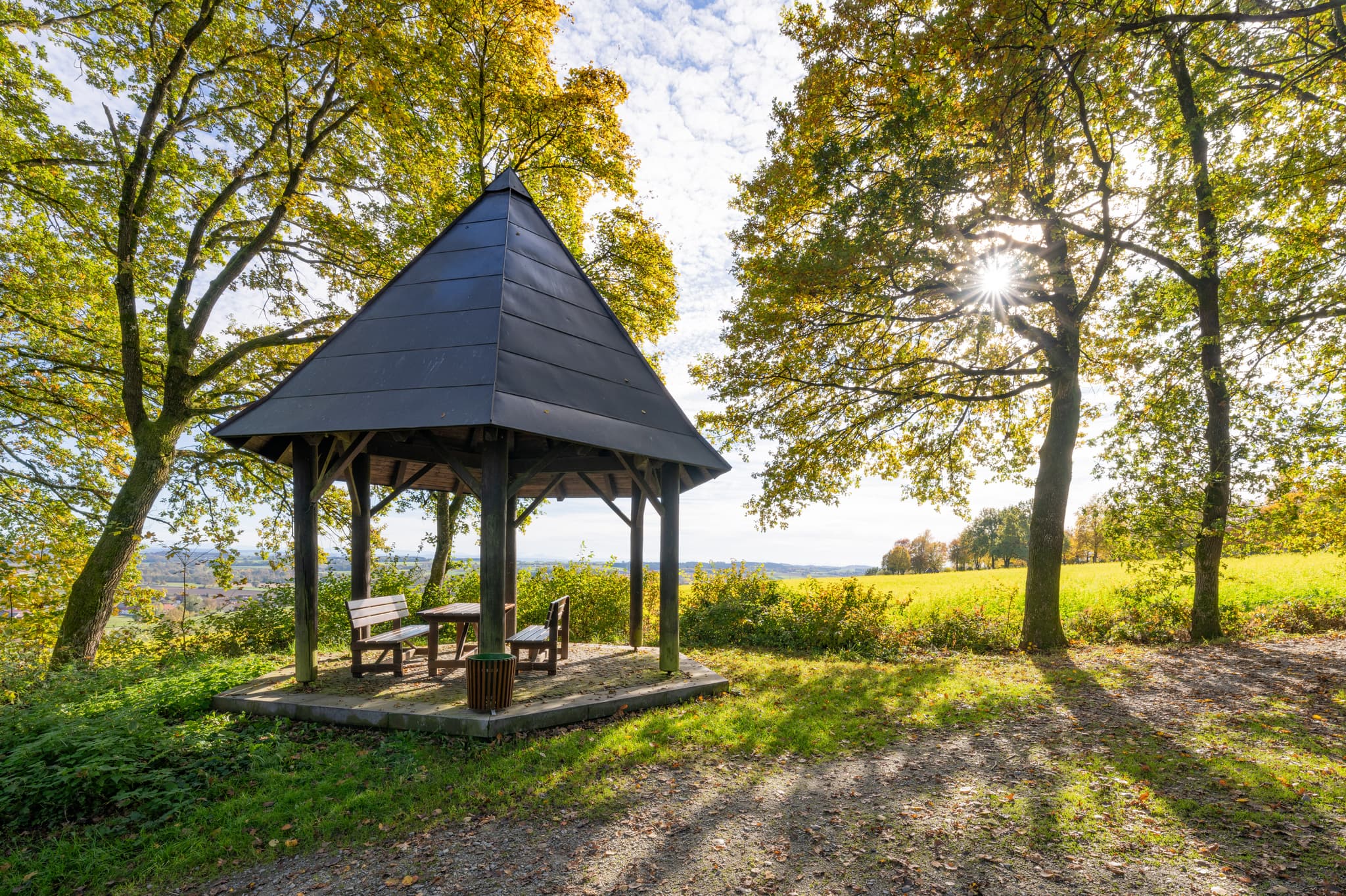 Idyllischer Kurpark Pavillon in Bad Griesbach im Rottal, Landkreis Passau, Niederbayern. Ein malerisches Motiv im Herzen des Bäderdreiecks in Deutschland.
