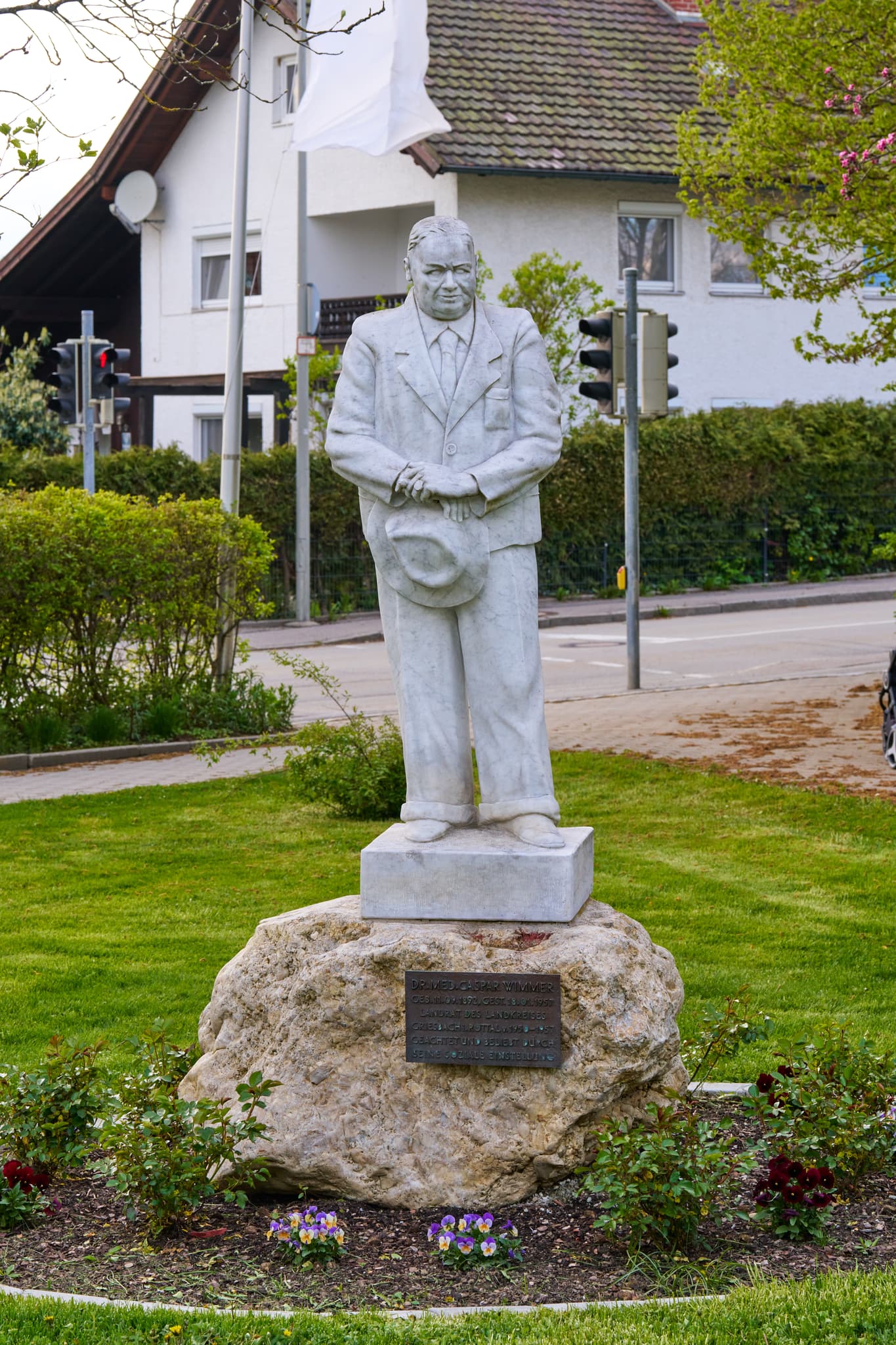 Statue Dr. Med. Carpar Wimmer in Bad Griesbach, Landkreis Passau, Niederbayern, Bayern, Deutschland. Das Bild zeigt die Statue in einer städtischen Umgebung.