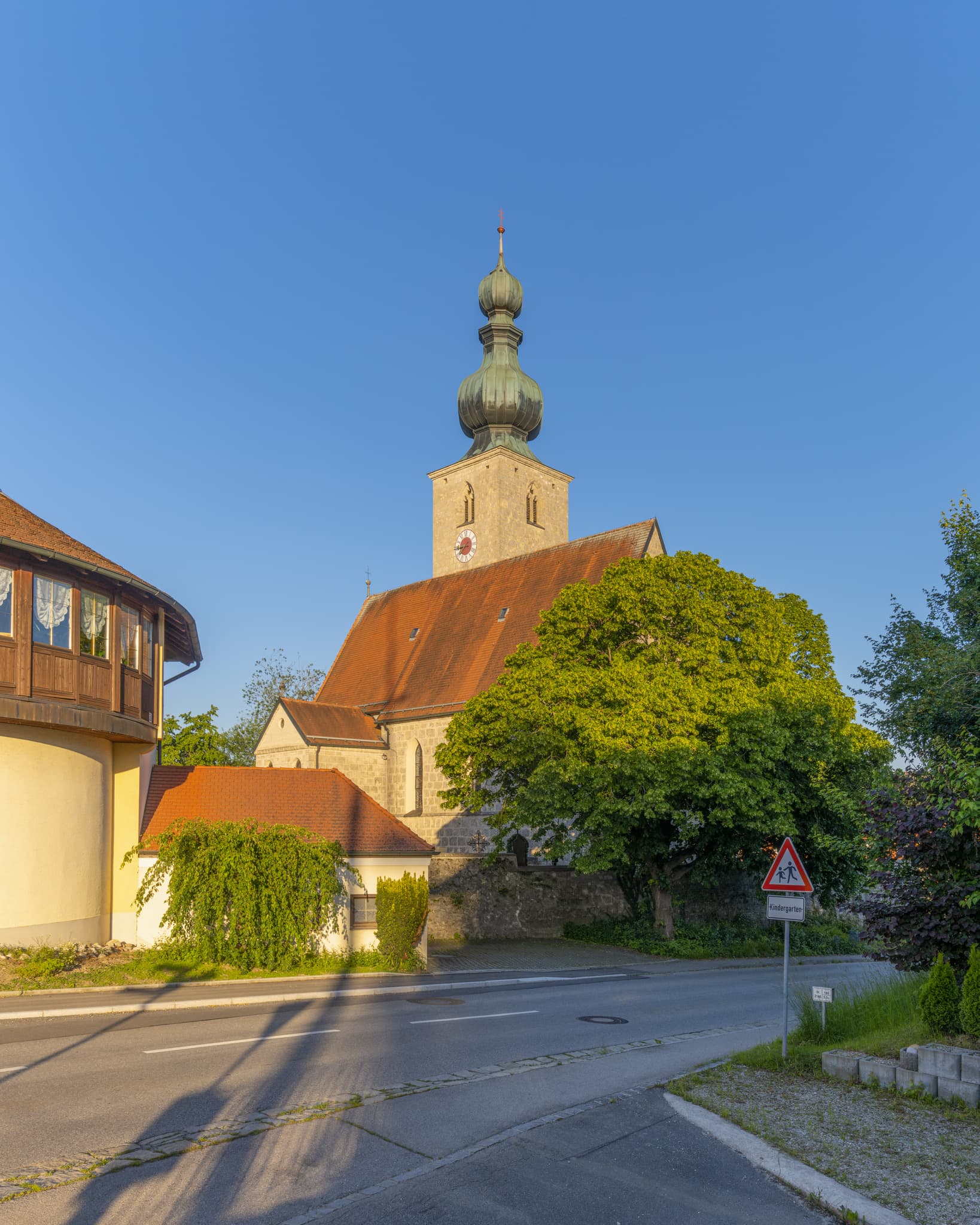 Pfarrkirche St. Johann Baptist in Tyrlaching, Landkreis Altötting, Oberbayern. Das sakrale Bauwerk befindet sich in der Region Inn-Salzach, Deutschland.
