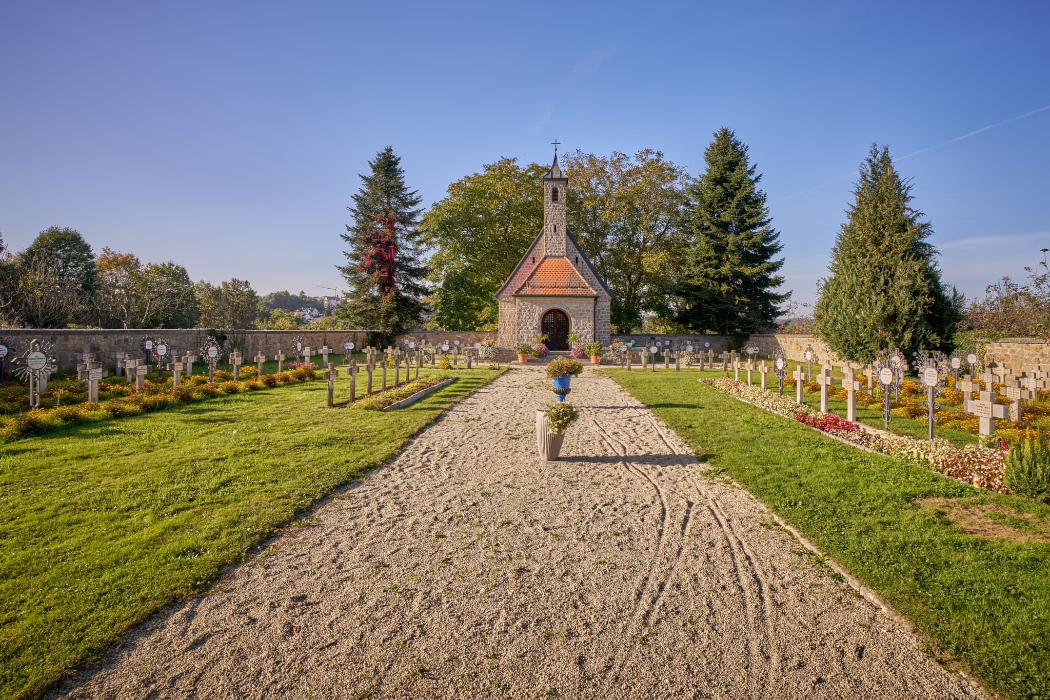Historische Klosteranlage Schweiklberg Abtei Kloster mit Friedhofskapelle und Friedhof in Vislhofen, Landkreis Passau, Niederbayern, Deutschland.