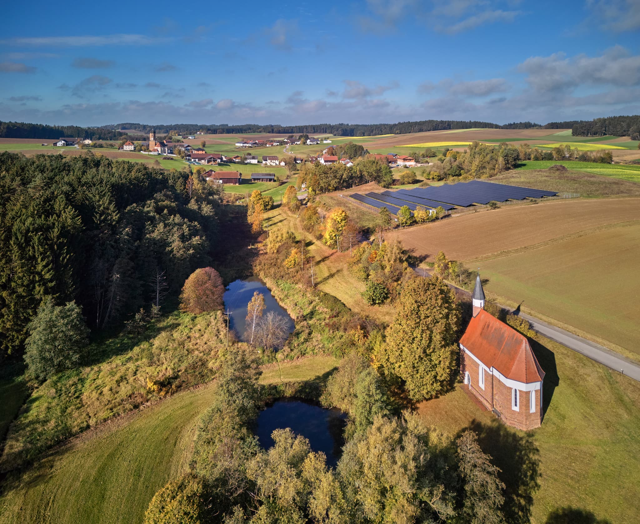 Kirchlein in Martinskirchen St. Koloman, Wurmannsquick, mit Wäldern, Teichen, Feldern im Holzland. Landkreis Rottal-Inn, Niederbayern, Deutschland.