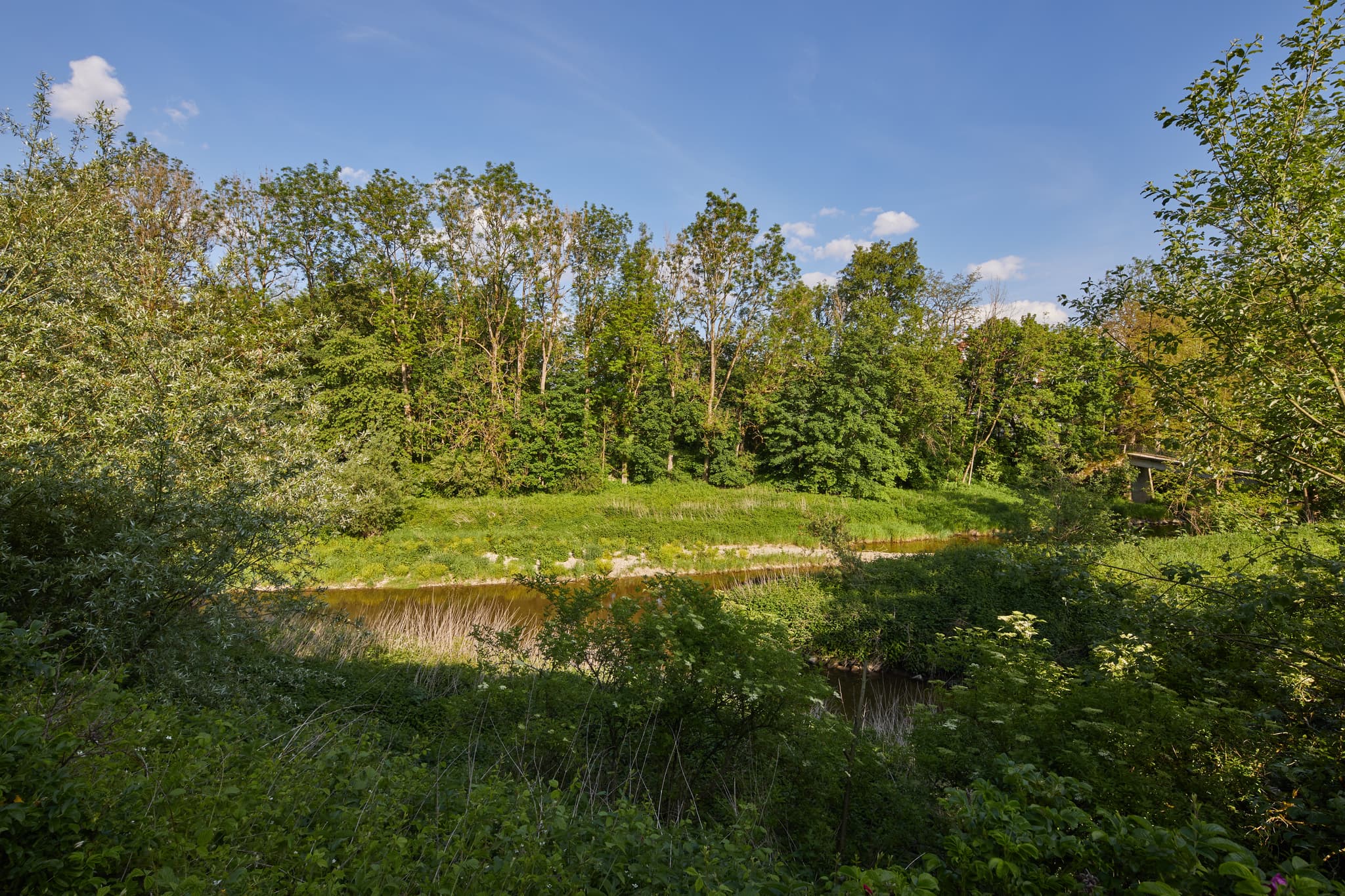Die malerische Landschaft um die Klausenkirche Engfurt nahe Töging am Inn im Landkreis Altötting, Oberbayern, in der Region Inn-Salzach, Deutschland.