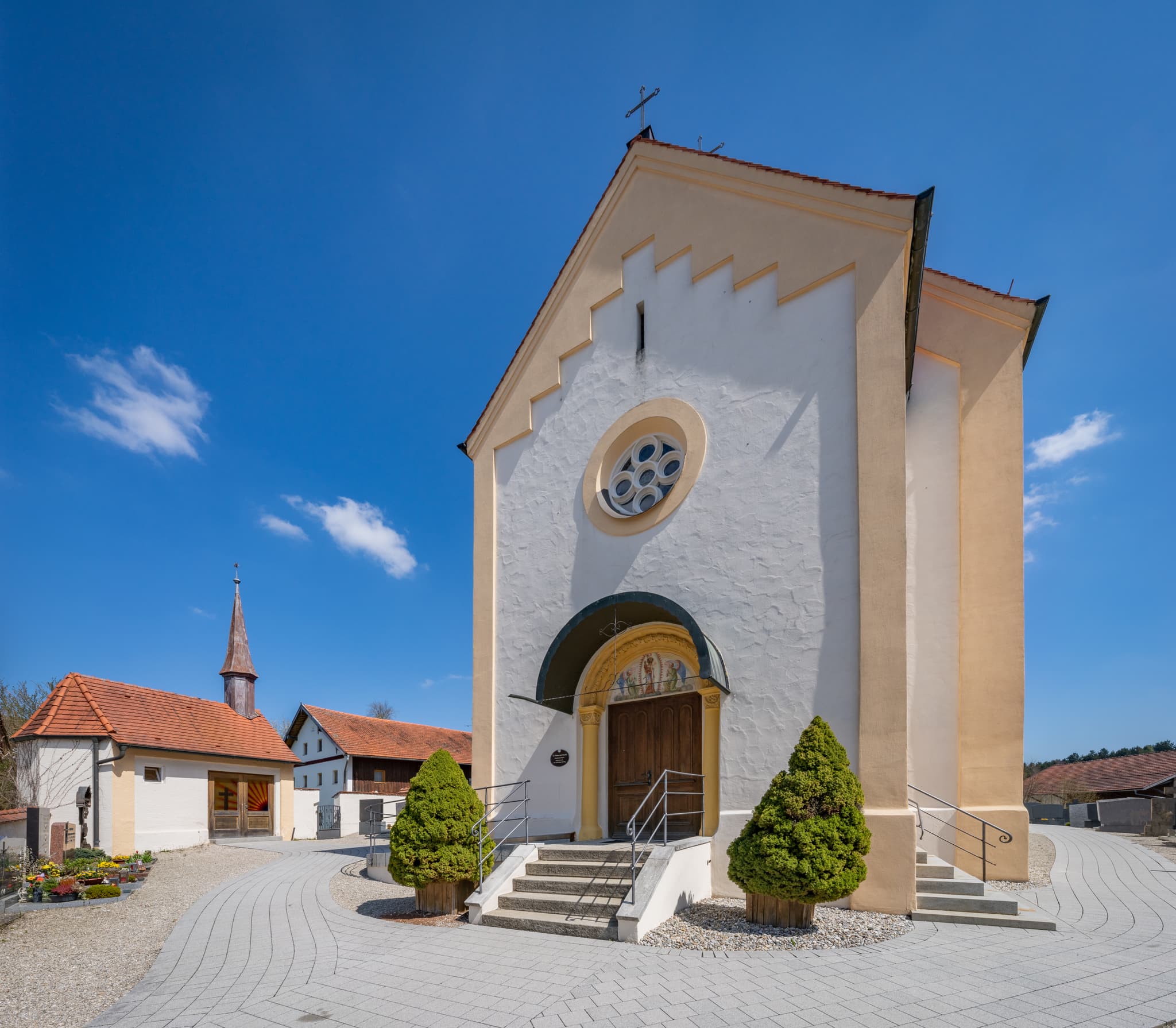 Die Pfarrkirche St. Peter und Paul befindet sich in Erlbach, Landkreis Altötting, im Regierungsbezirk Oberbayern, in der Region Südostbayern, Deutschland.