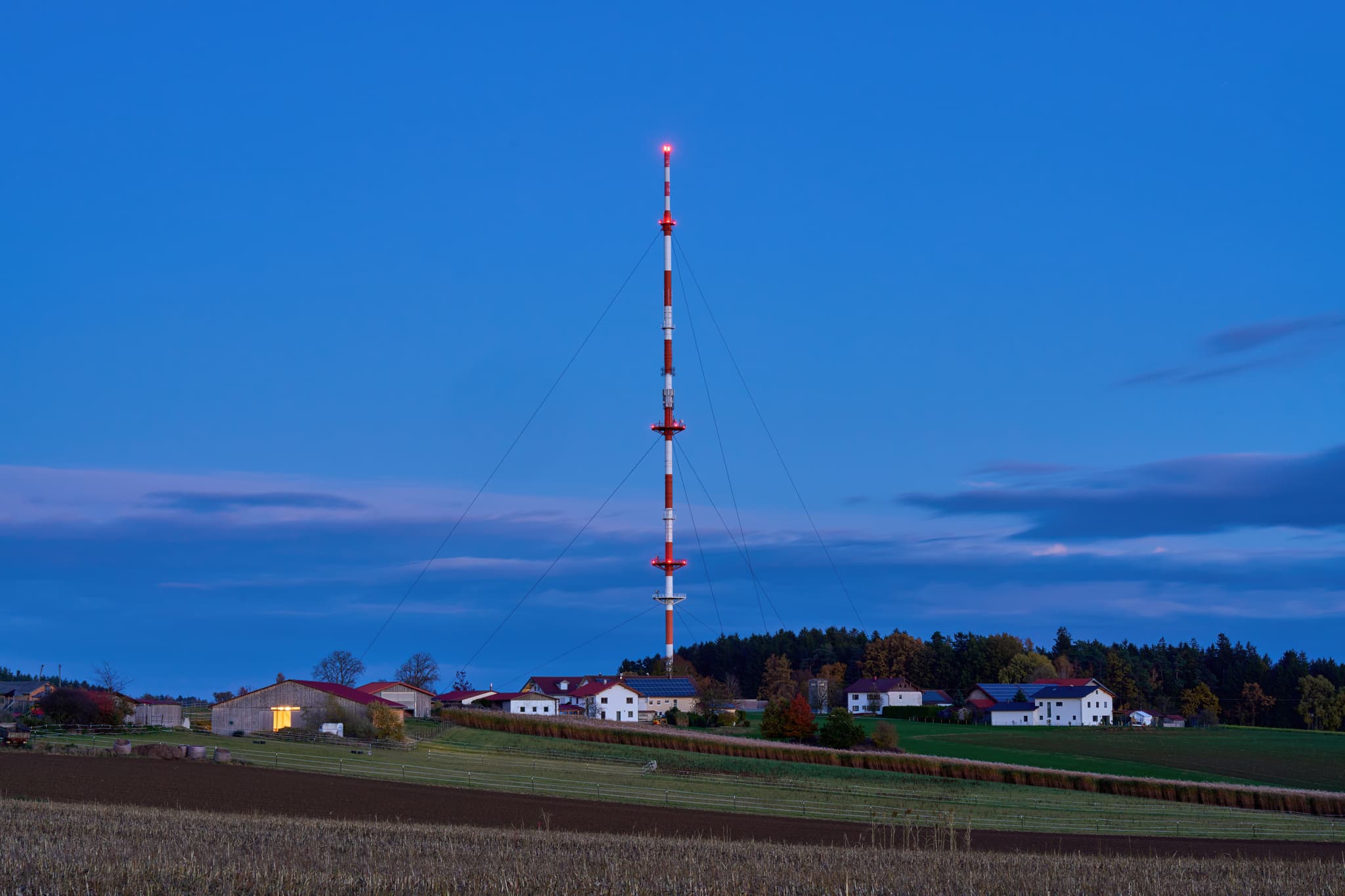 Funkturm in Rottenstuben, Hebertsfelden, Landkreis Rottal-Inn. Diese ländliche Landschaft befindet sich in der Region Holzland, Niederbayern, Deutschland.