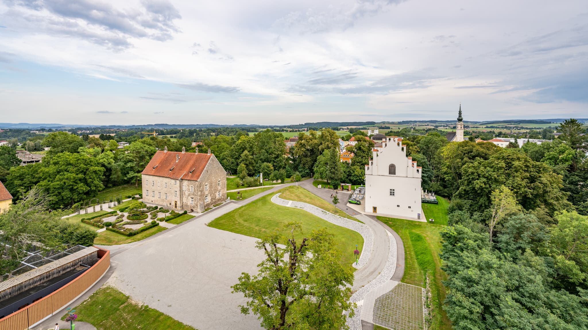 Panoramablick vom Aussichtsturm in Obernberg. Die Aufnahme zeigt die weite Landschaft im Bezirk Ried, Oberösterreich, Österreich.