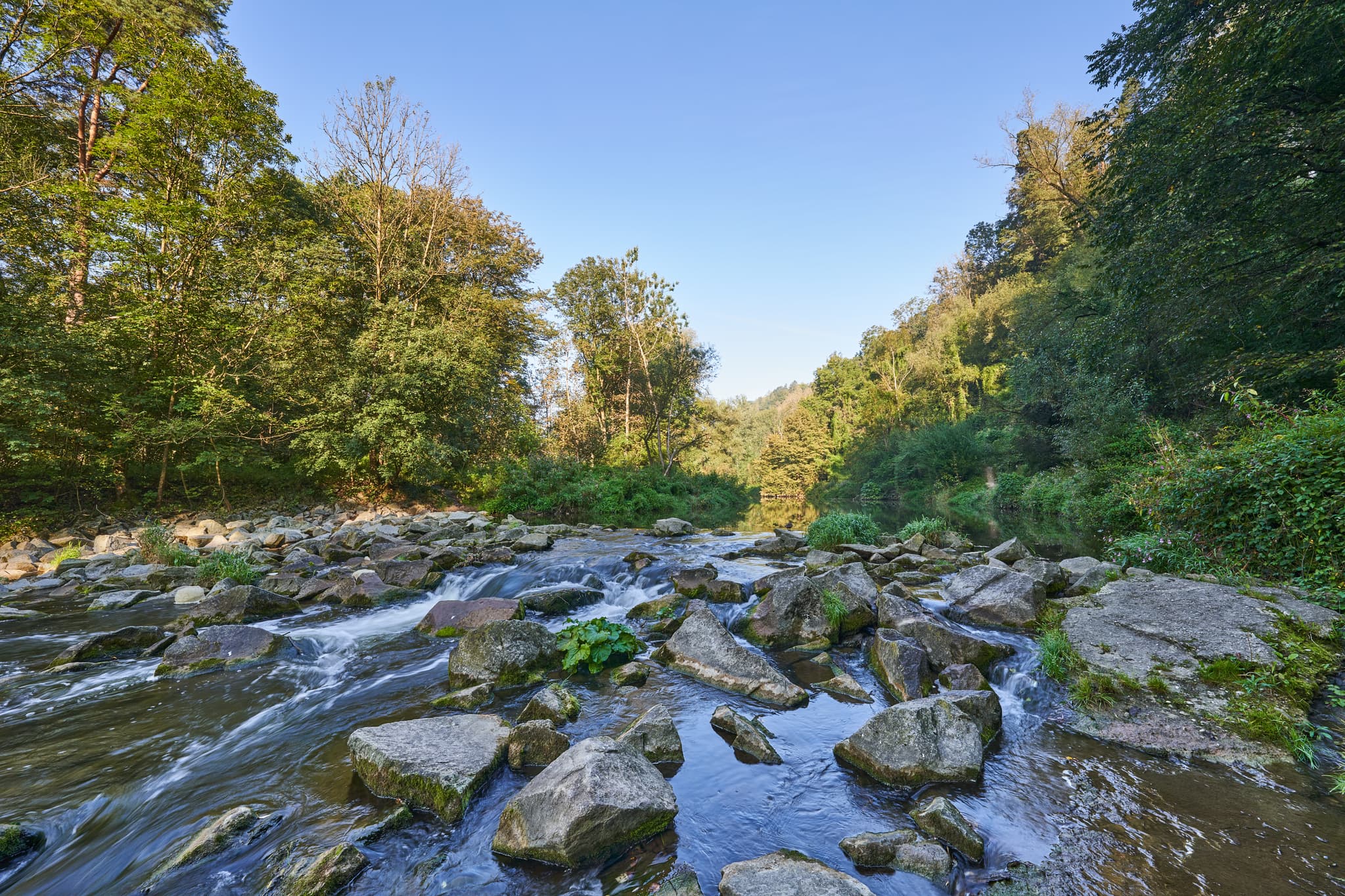 Isen Stromschnelle bei Steinhöring, Gemeinde Winhöring, im Landkreis Altötting, Oberbayern, Region Inn-Salzach, Deutschland. Steinige Flusslandschaft.