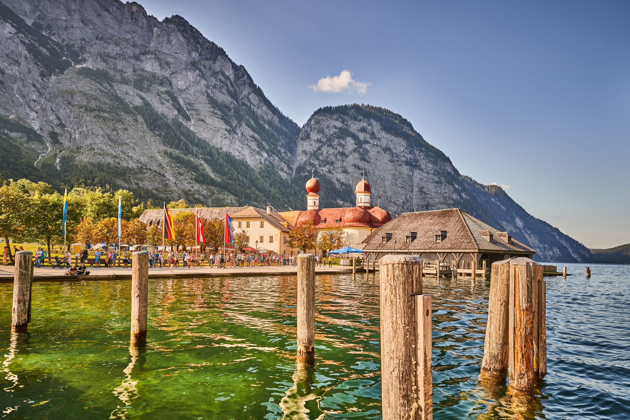 Wallfahrtskirche St. Bartholomä am Königssee, umgeben von majestätischen Alpenbergen. Schönau, Berchtesgadener Land, Oberbayern, Alpenregion, Deutschland.