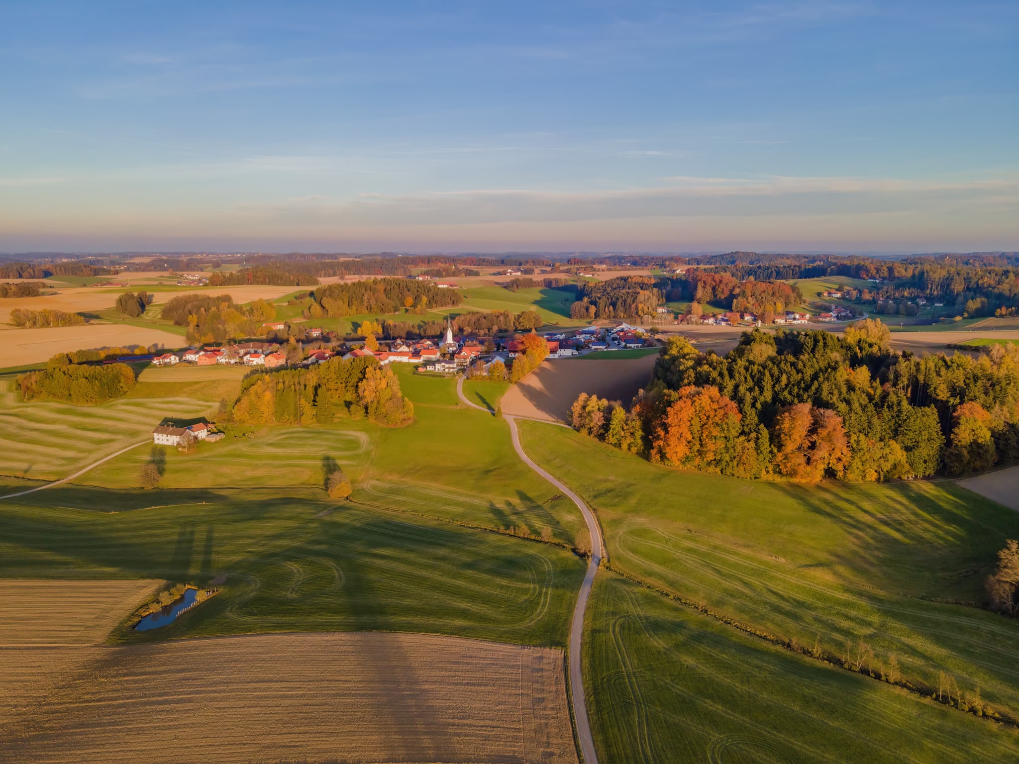 Arbing, Gemeinde Reischach, Landkreis Altötting, Oberbayern, Bayern, Deutschland. Das Luftbild zeigt die ländliche Gegend mit Feldern und Wäldern im Herbst.
