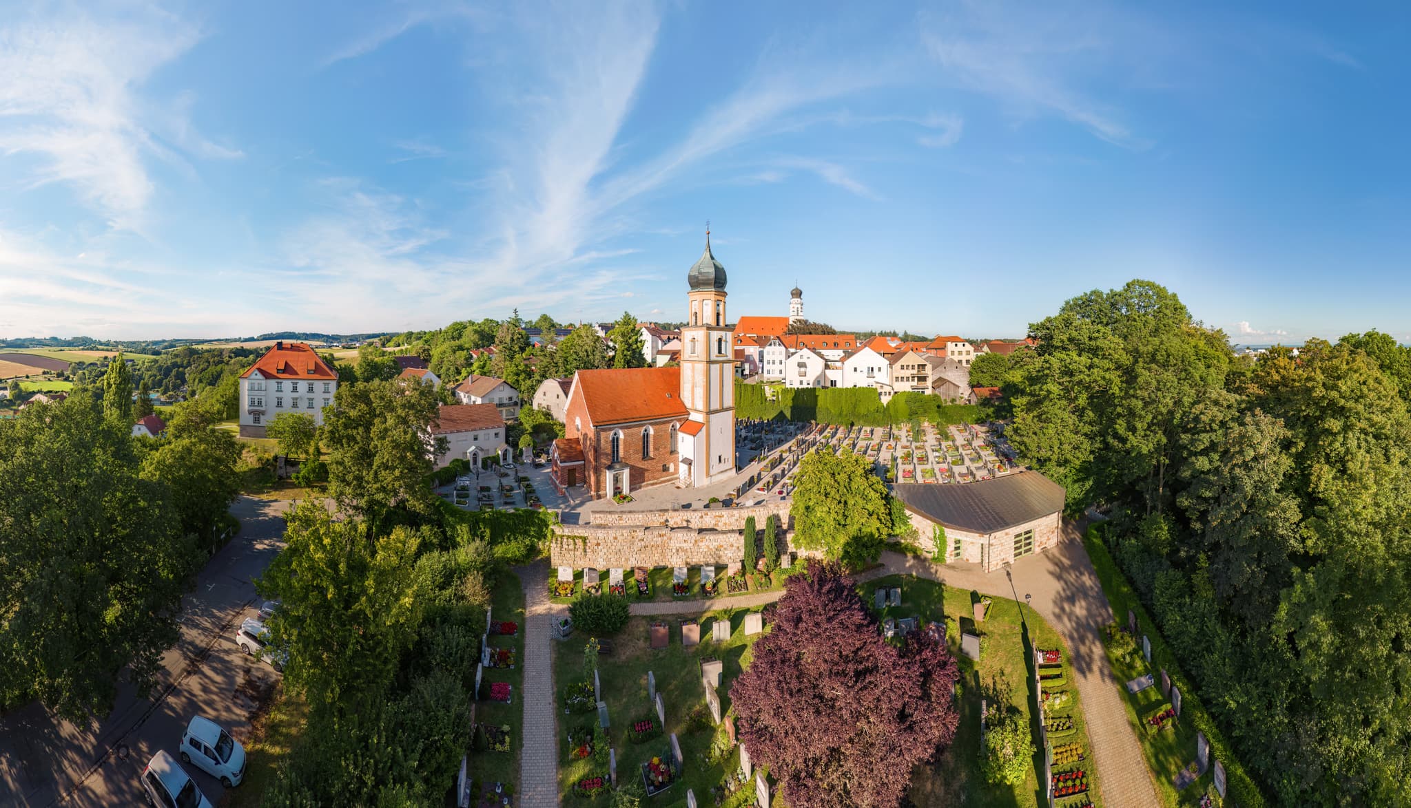 Luftbild der St. Michael Friedhofskirche in Bad Griesbach, Passau, Niederbayern, Bayern. Das Foto zeigt die Kirche, den Friedhof und die umliegende Landschaft.