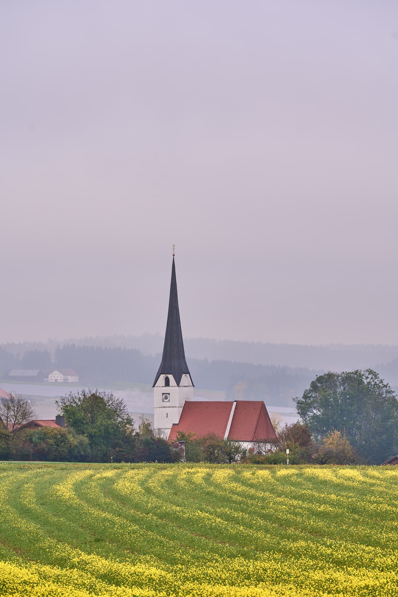 Landschaftsaufnahme von Rottenstuben bei Hebertsfelden mit der Kirche St. Jakobus im Holzland, Landkreis Rottal-Inn, Niederbayern, Deutschland.