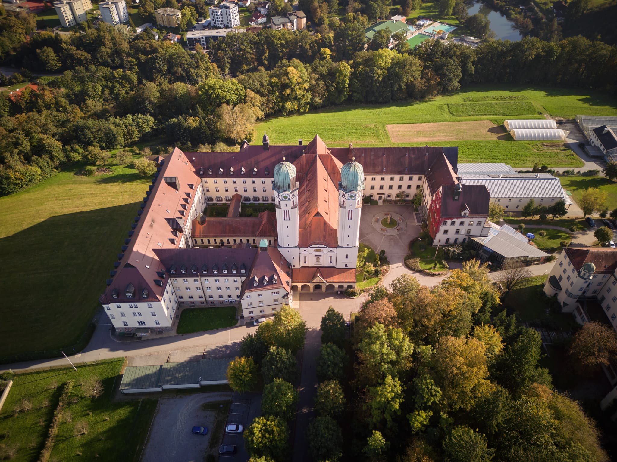 Luftaufnahme der Abtei Kloster Schweiklberg in Vislhofen, Landkreis Passau, Niederbayern, Deutschland. Das Bauwerk liegt im Bayerischen Wald.