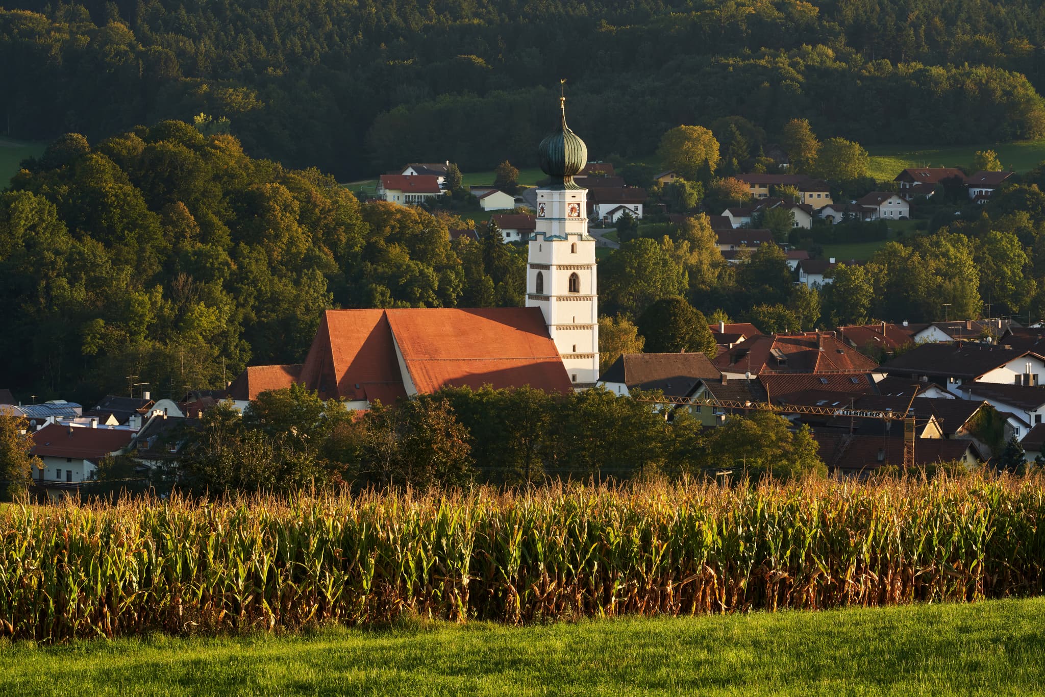 Malerische Ortsansicht von Kößlarn, Landkreis Passau, Niederbayern. Die ländliche Gemeinde im Bäderdreieck mit ihrer Kirche, umgeben von Feldern und Wäldern.