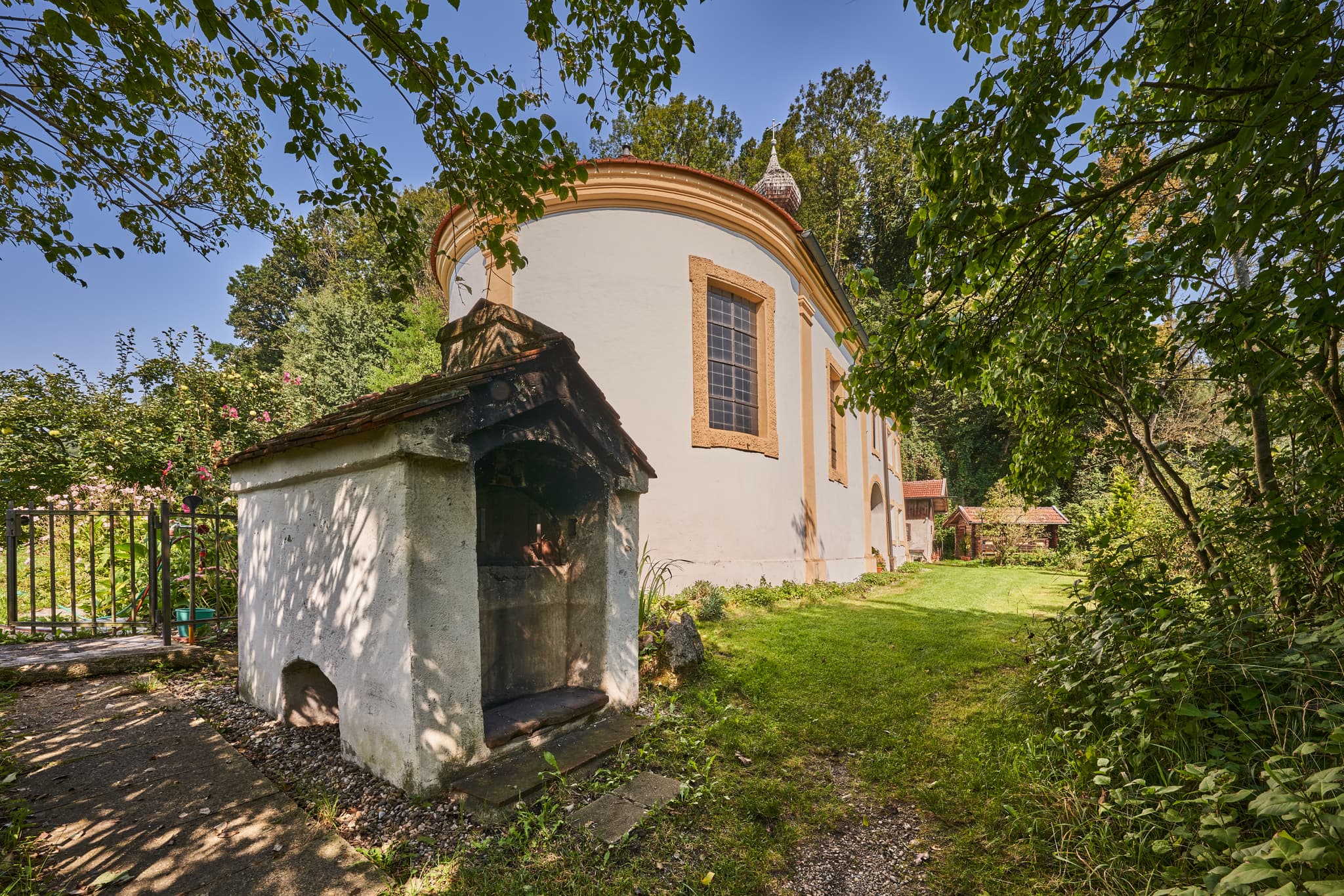 Historischer Backofen an der Klausenkirche in Engfurt bei Töging am Inn, Landkreis Altötting, Oberbayern, Region Inn-Salzach, Deutschland.