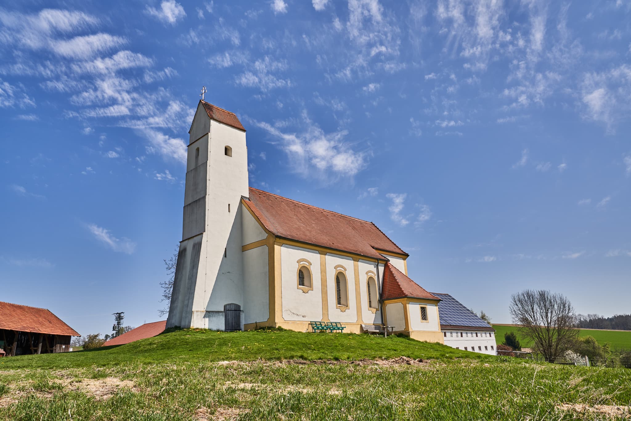 Malerische Kirche Sankt Pankratius in Mettenheim, Landkreis Mühldorf am Inn, Oberbayern, Deutschland. Ein idyllisches Fotomotiv der Region Inn-Salzach.