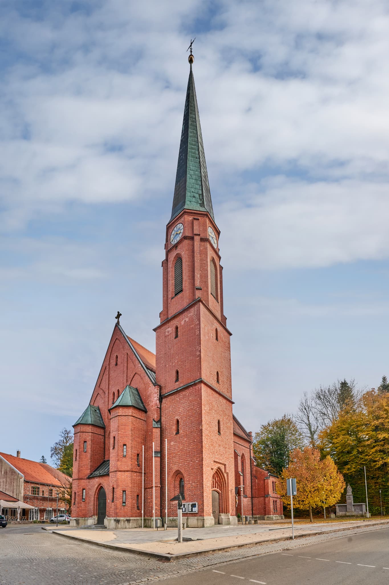 Die Kirche St. Stephanus in Schönau, Rottal-Inn, Niederbayern, Deutschland. Dieses markante Sakralgebäude prägt die idyllische Landschaft im Bäderdreieck.