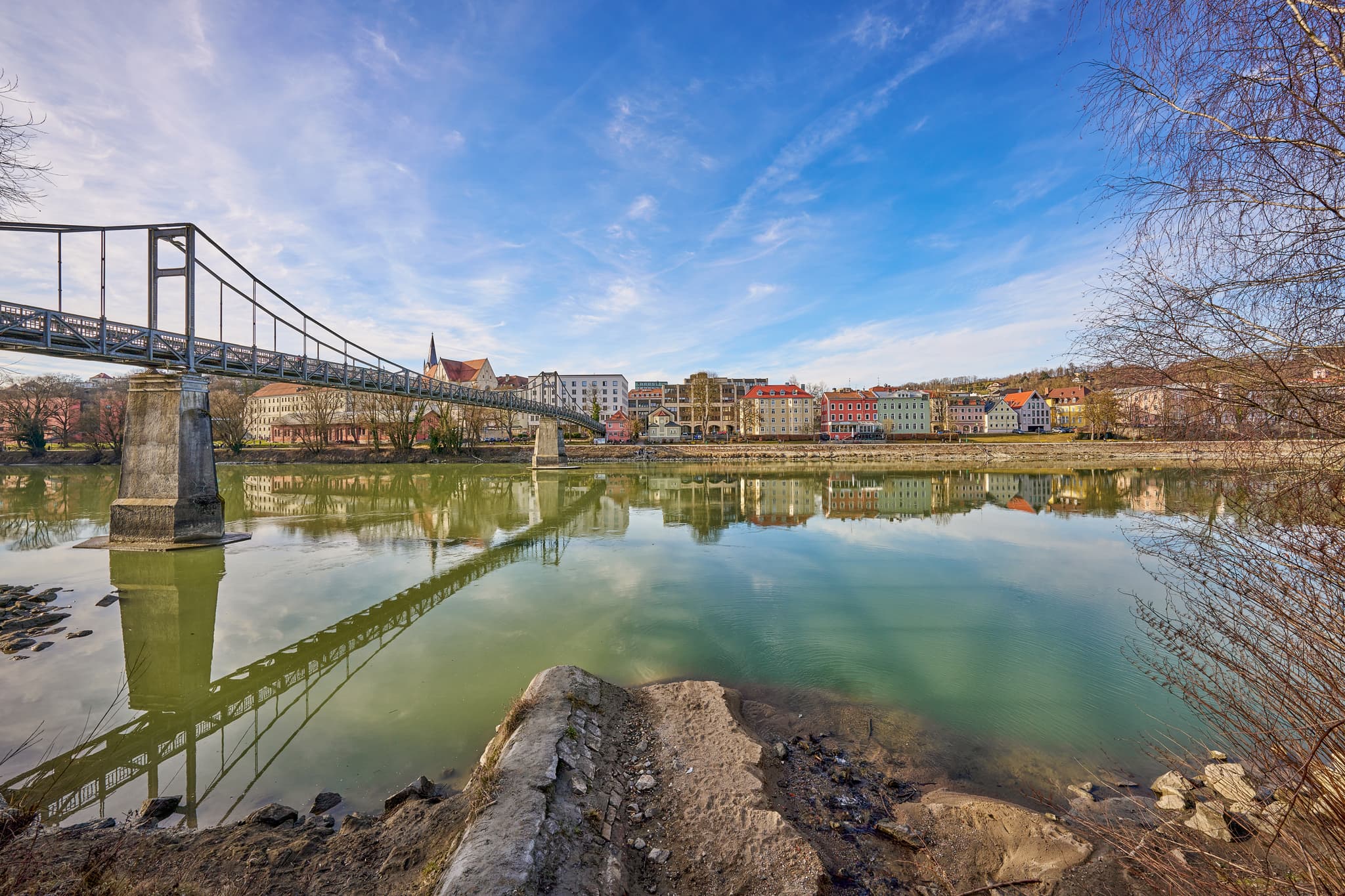 Fünferlsteg von der Innstadt über den Inn nach Passau, Fußgänger Steg in Niederbayern, Deutschland. Fußgängerbrücke mit Blick auf die Innstädter Häuser.