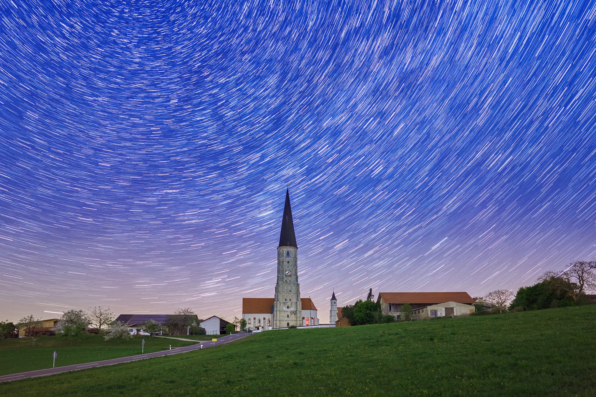 Kirchenturm Schildthurn, Zeilarn, Rottal-Inn, Niederbayern, Deutschland. Nachtaufnahme. Gute Bedingungen für Nachtfotografie
