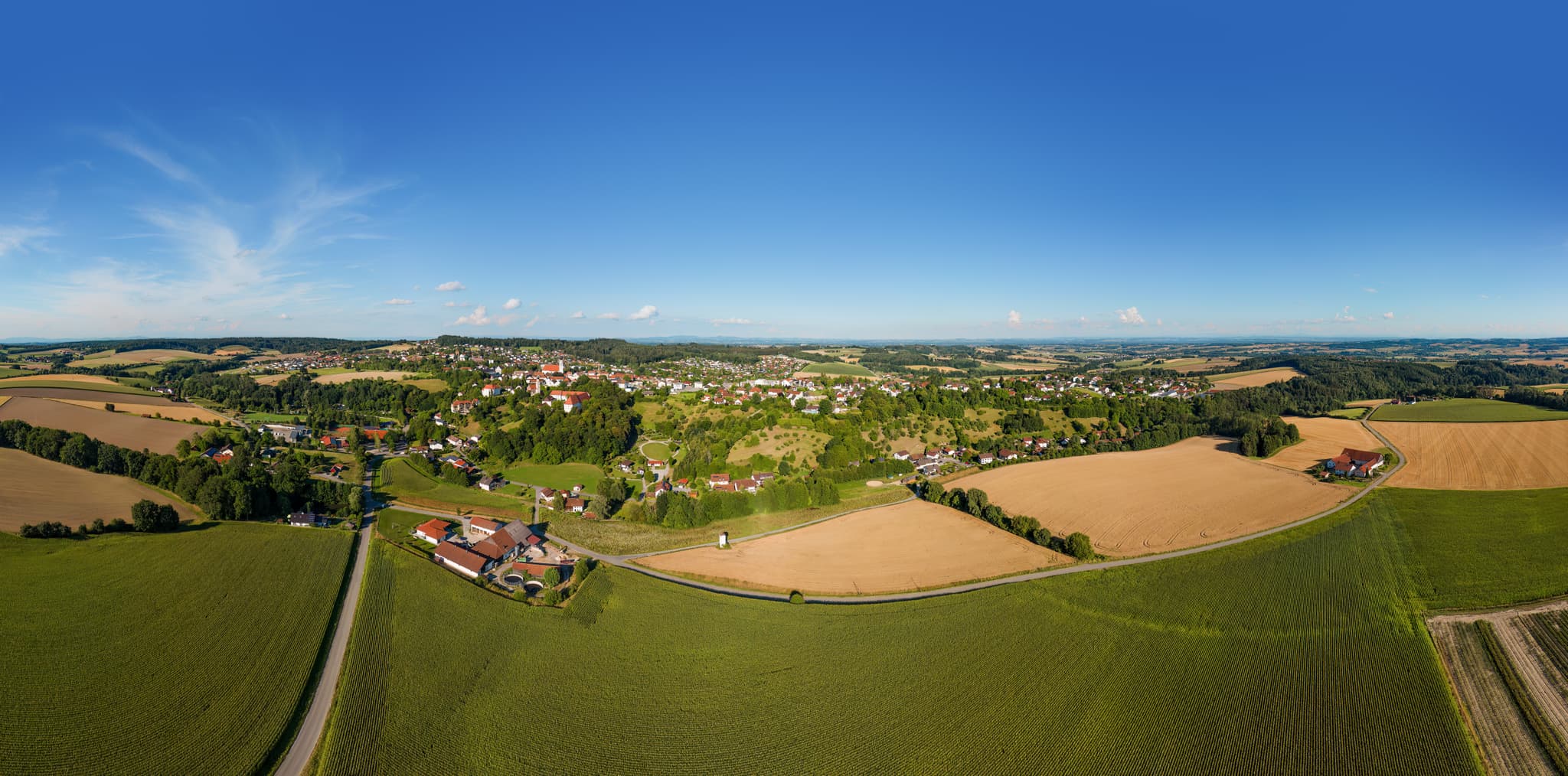 Luftbild der Stadt Bad Griesbach im Rottal, Landkreis Passau, Niederbayern. Die Aufnahme zeigt die weite Landschaft des Bäderdreiecks in Deutschland.