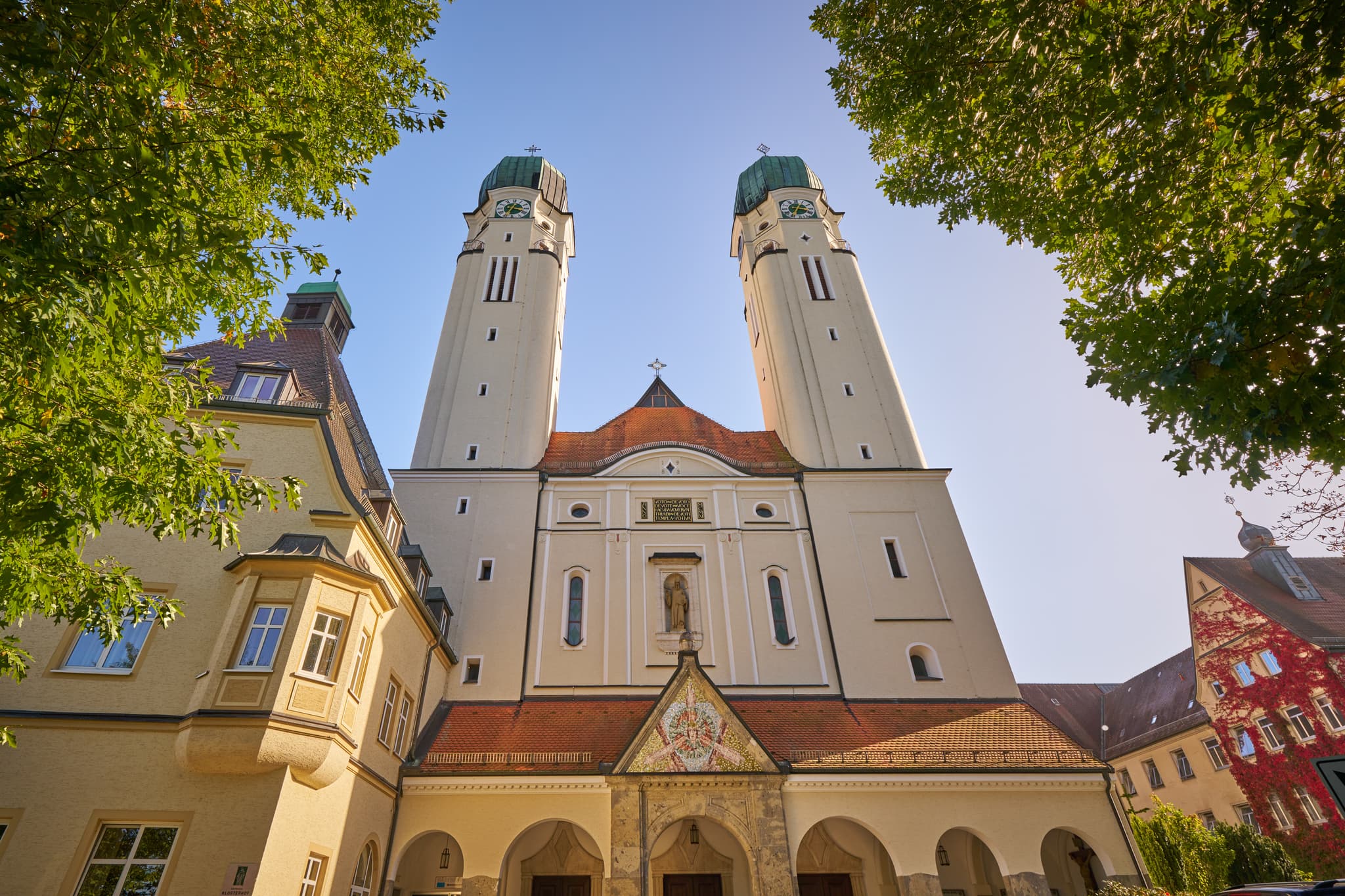 Schweiklberg Abtei Kirche in Vislhofen, Landkreis Passau, Niederbayern. Das Kloster liegt im Donau-Wald, Deutschland. Beeindruckendes Bauwerk und Umgebung.
