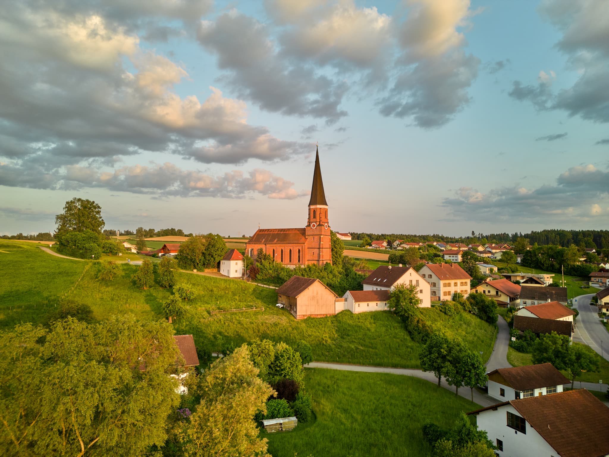 Luftbild der Pfarrkirche St. Rupert in Hirschhorn, Wurmannsquick, Rottal-Inn, Niederbayern. Ländliche Landschaft im Holzland, Deutschland.