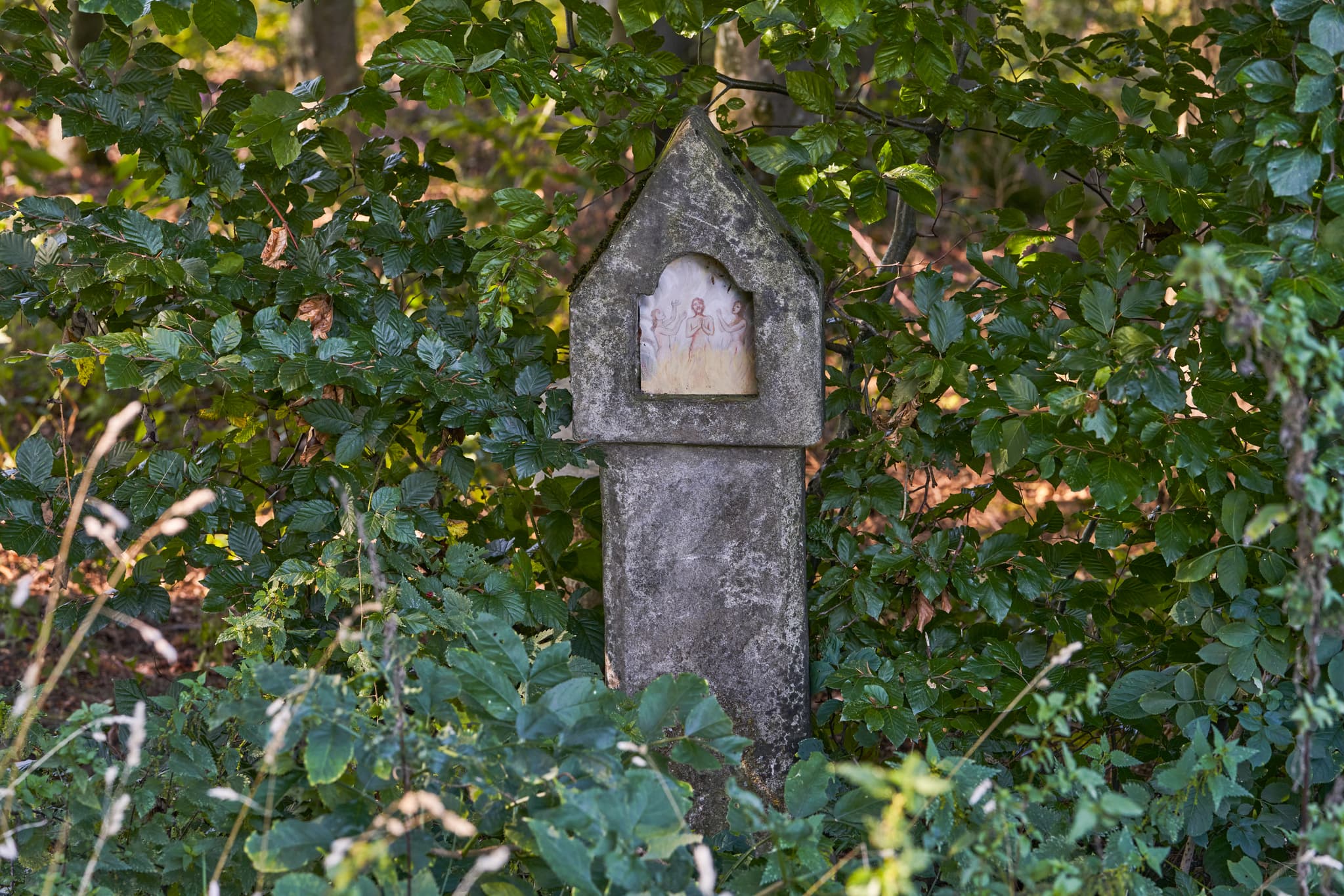 Bildstock am St.-Rupert-Pilgerweg bei Kastl, Altötting, Oberbayern, Deutschland. Die Inn-Salzach Region zeigt hier grüne, bewaldete Landschaft.