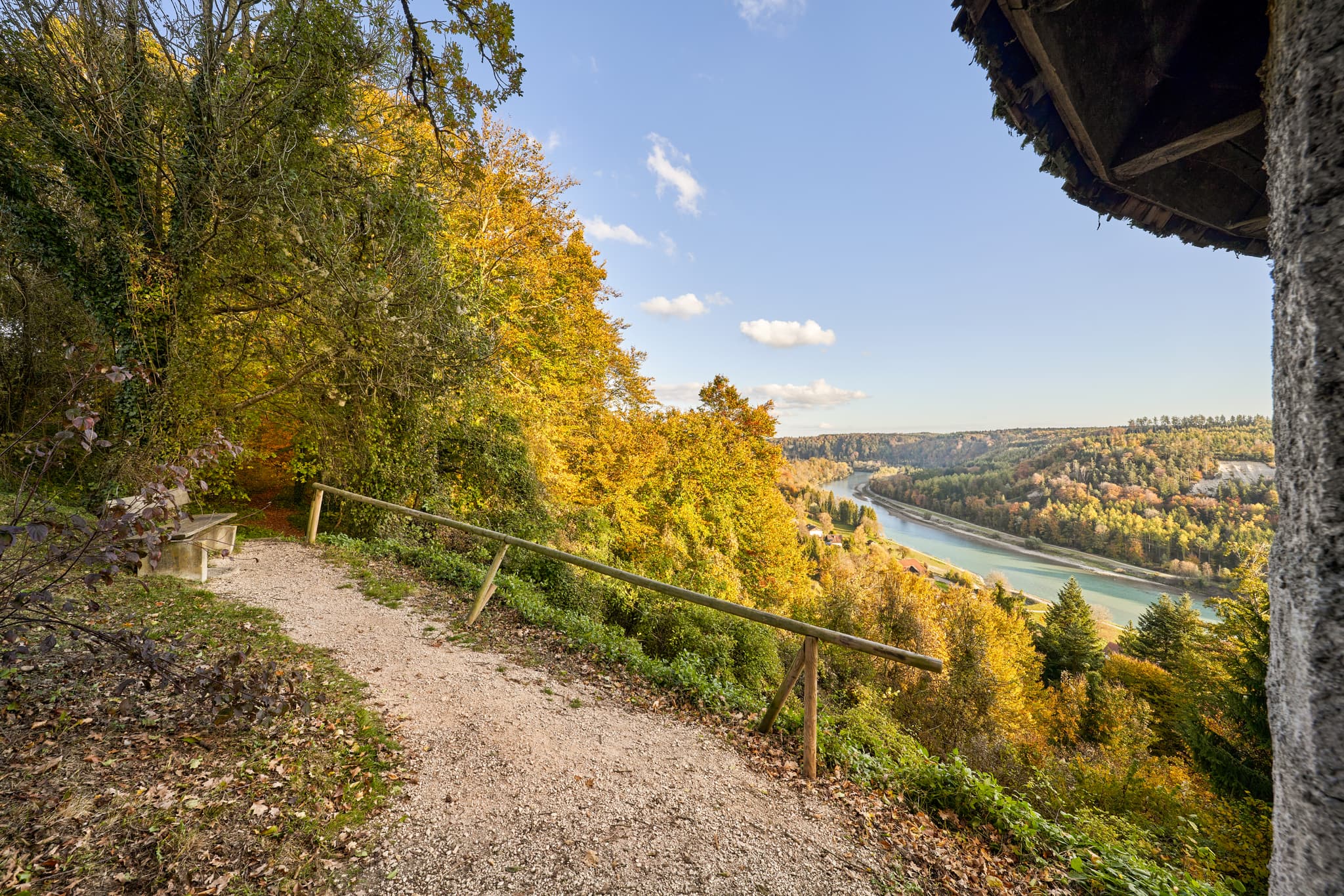 Malerischer Ausblick auf die Salzach in Pirach bei Burgkirchen, Landkreis Altötting, Oberbayern. Die herbstliche Landschaft im Inn-Salzach-Gebiet mit Waldweg.