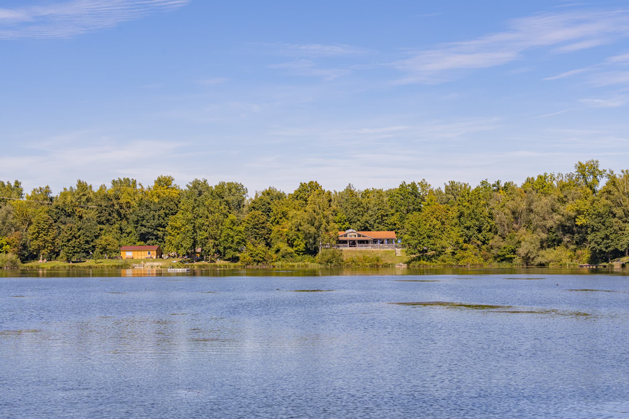 Waldsee Lago Sommer, Badesee Simbach bei Kirchdorf am Inn, Rottal-Inn, Niederbayern, Deutschland. Landschaft Bäderdrieck. Bewaldetes Ufer, Kiosk am See.