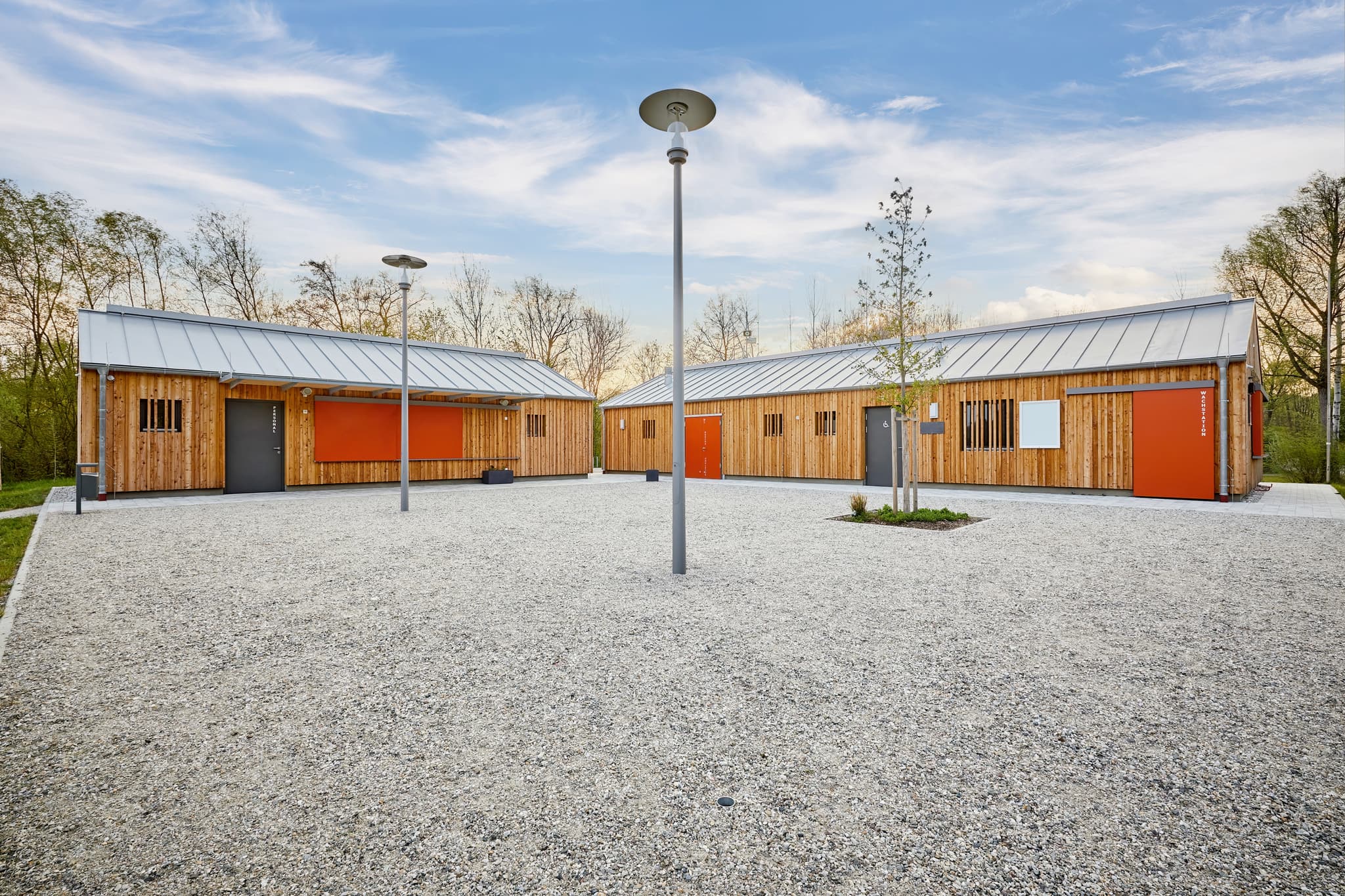 Moderne Kiosk- und Umkleidegebäude am Marktler Badesee in Oberbayern, Inn-Salzach Region, Deutschland. Perfekte Erholung am See.
