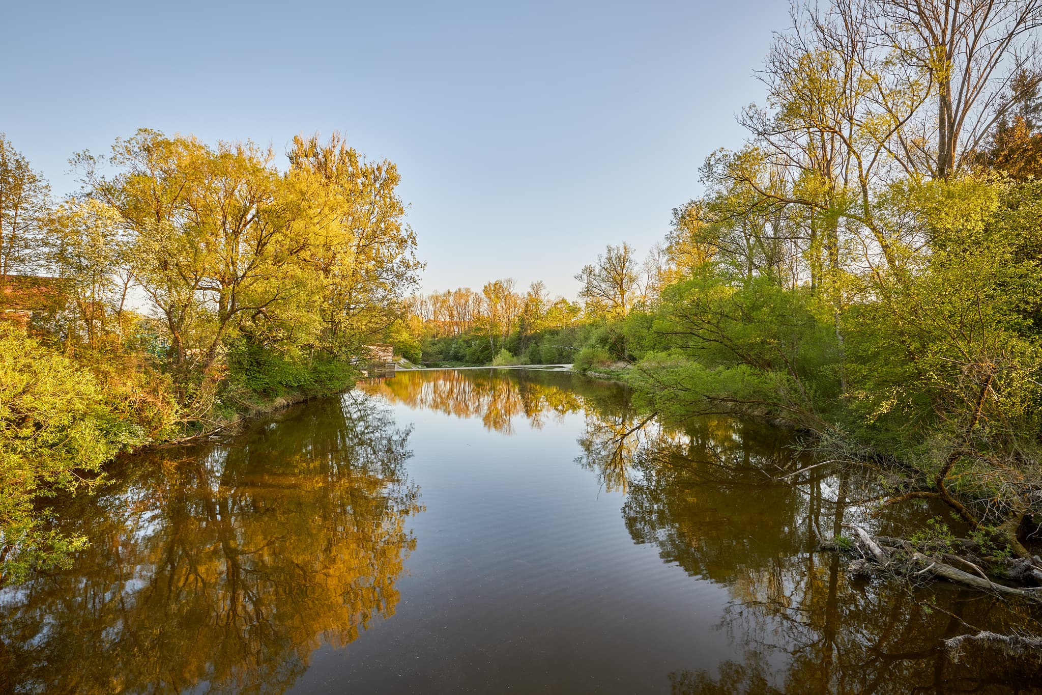 Landschaftsbild von Aufham am Fluss Isen bei Winhöring im Landkreis Altötting, Oberbayern. Eine schöne Szene in der Region Inn-Salzach, Deutschland.