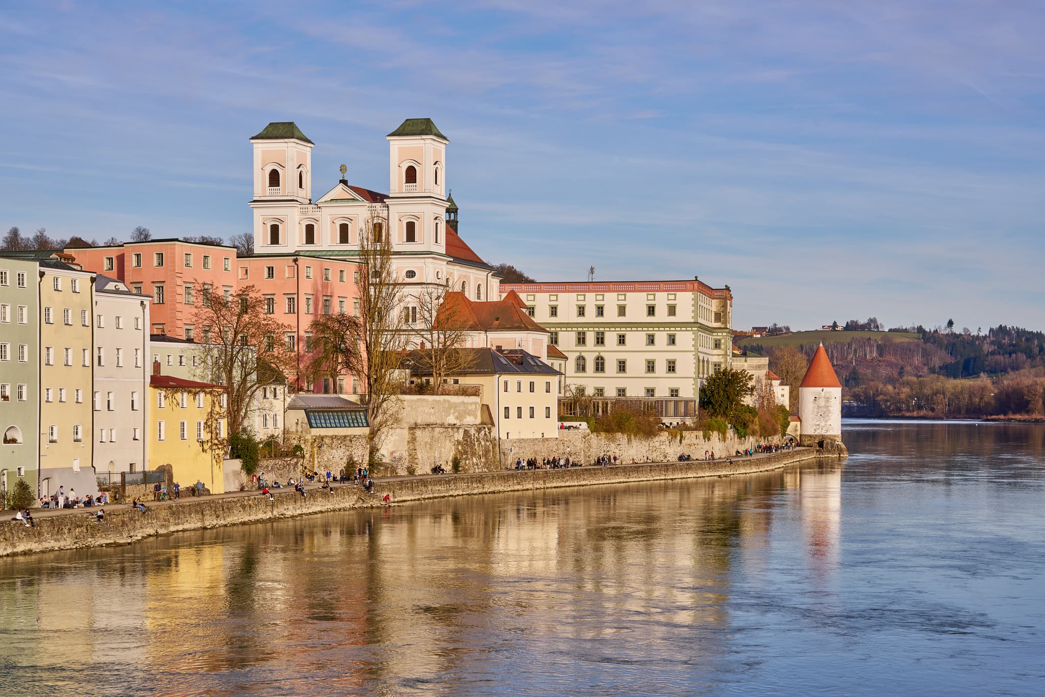 Entdecken Sie die malerische Innpromenade in Passau, Niederbayern, Deutschland.  Besuchen Sie die historische Altstadt am Inn, Passauer Dom,