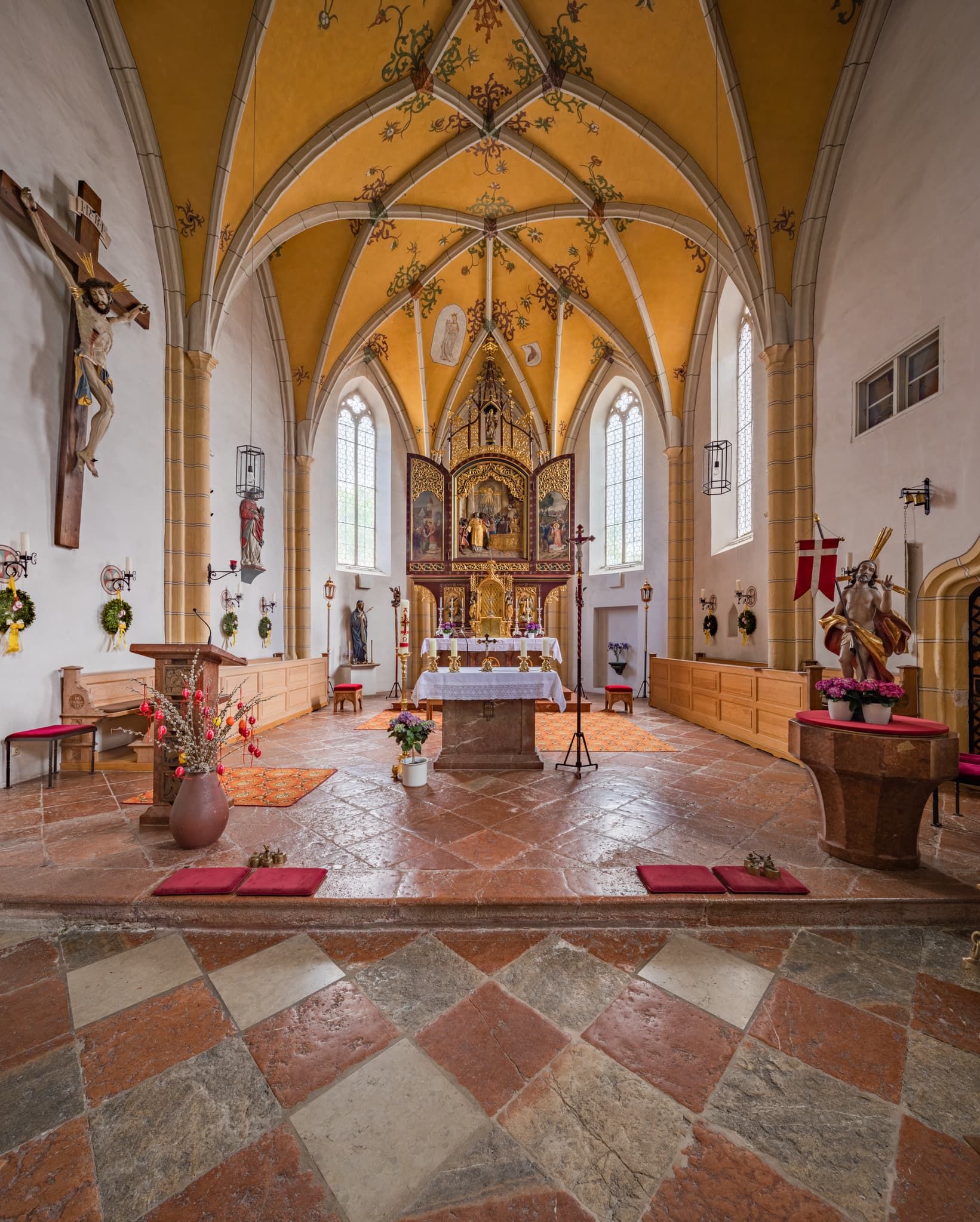 Pfarrkirche St. Staphan, Innenansicht mit Altar, Mauerberg, Gemeinde Garching, Landkreis Altötting, Oberbayern, Bayern, Deutschland