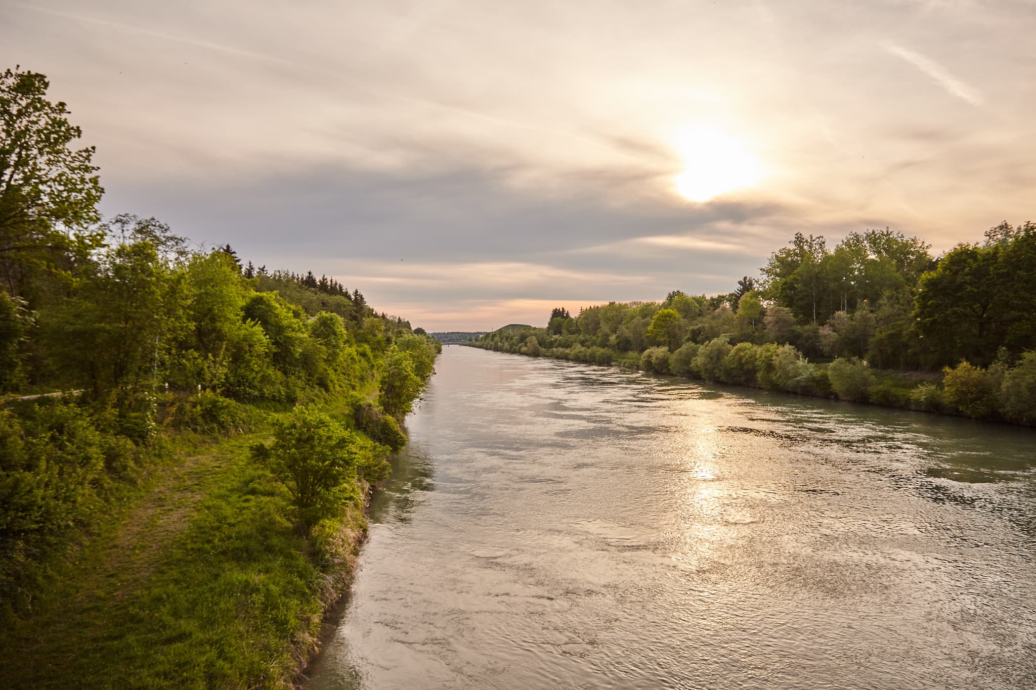 Der Innkanal vor dem Inn bei Töging am Inn im Landkreis Altötting, Oberbayern. Eine malerische Flusslandschaft in der Region Inn-Salzach in Deutschland.