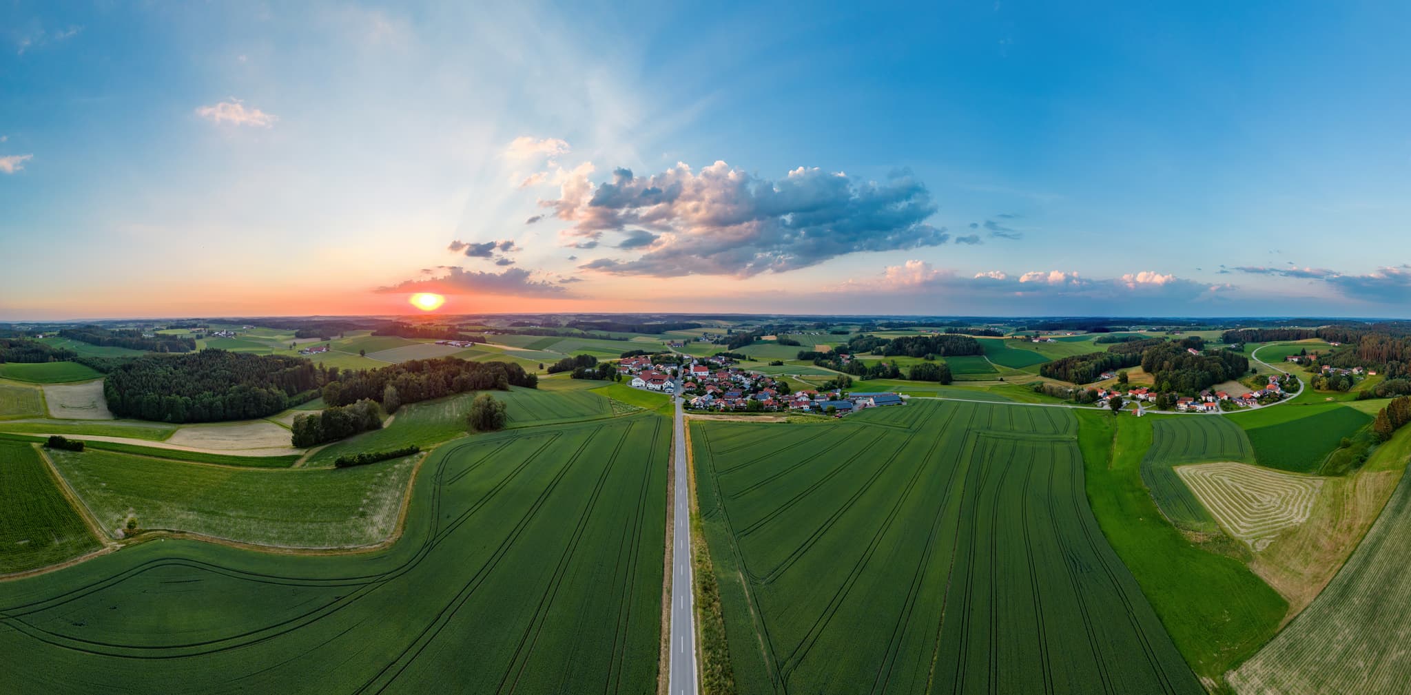 Luftbild von Arbing, Reischach, Landkreis Altötting, Oberbayern, Inn-Salzach, Deutschland. Die Szene zeigt weite Felder, Dorf und ländliche Landschaft am Abend.