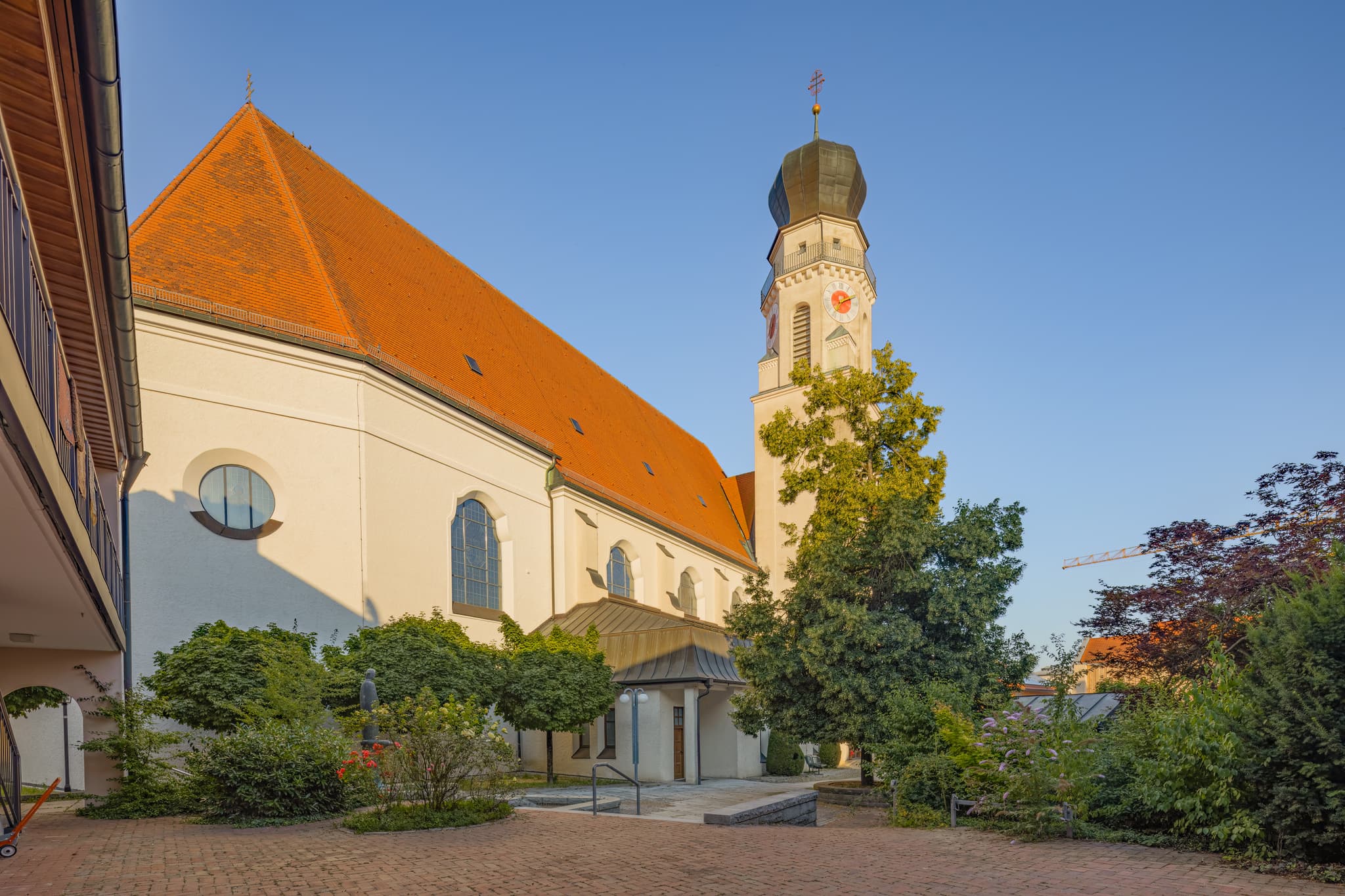 Stadtpfarrkirche Heilige Familie in Bad Griesbach, Landkreis Passau, Niederbayern, Bayern. Das Bild zeigt die Kirche von außen mit angrenzendem Vorplatz.