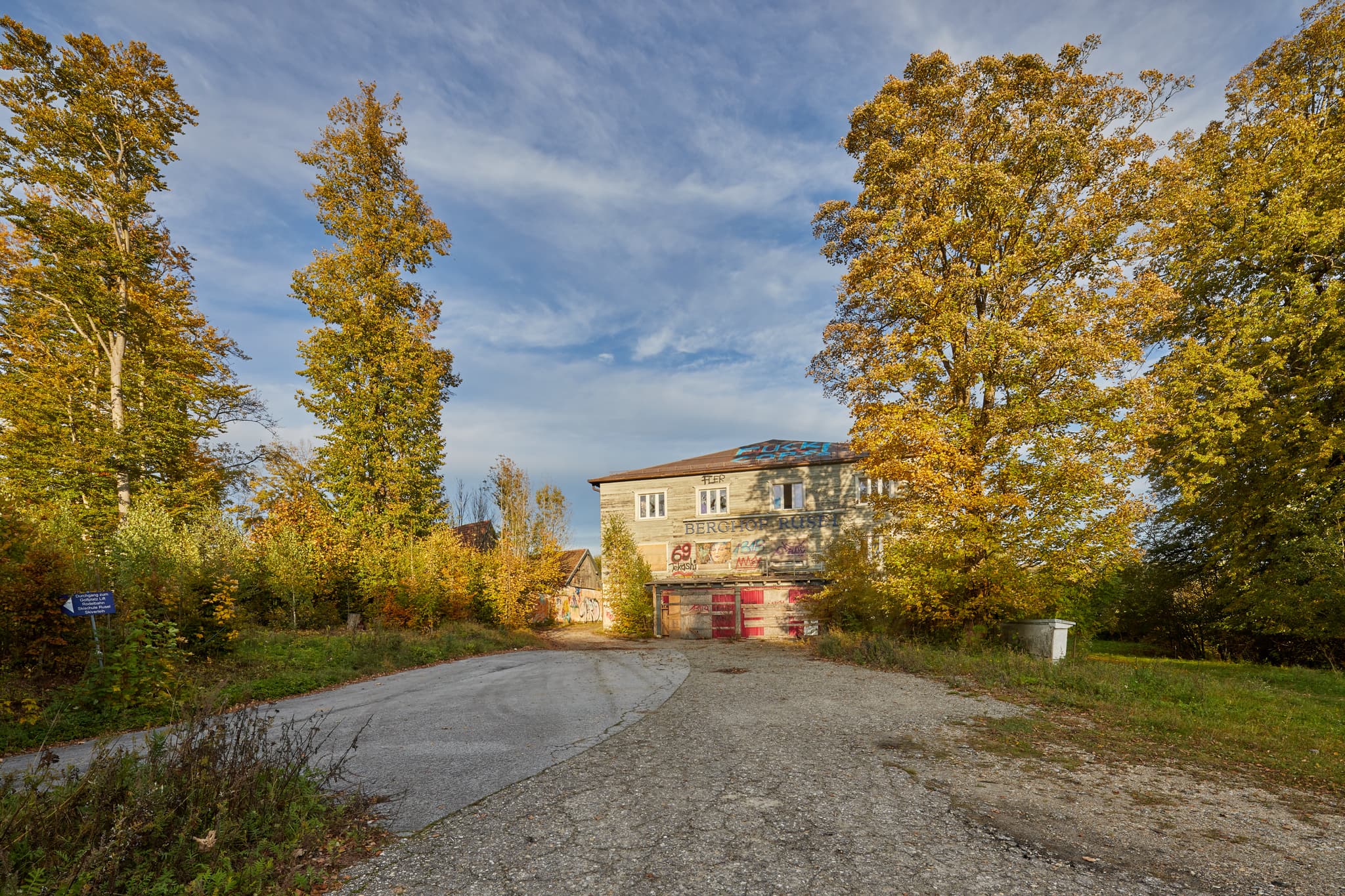 Herbstliche Szene am Berghof Rusel in Schaufling, Landkreis Deggendorf, Niederbayern, Deutschland, Bayerischer Wald mit verfallenen Gebäude und Bäumen.