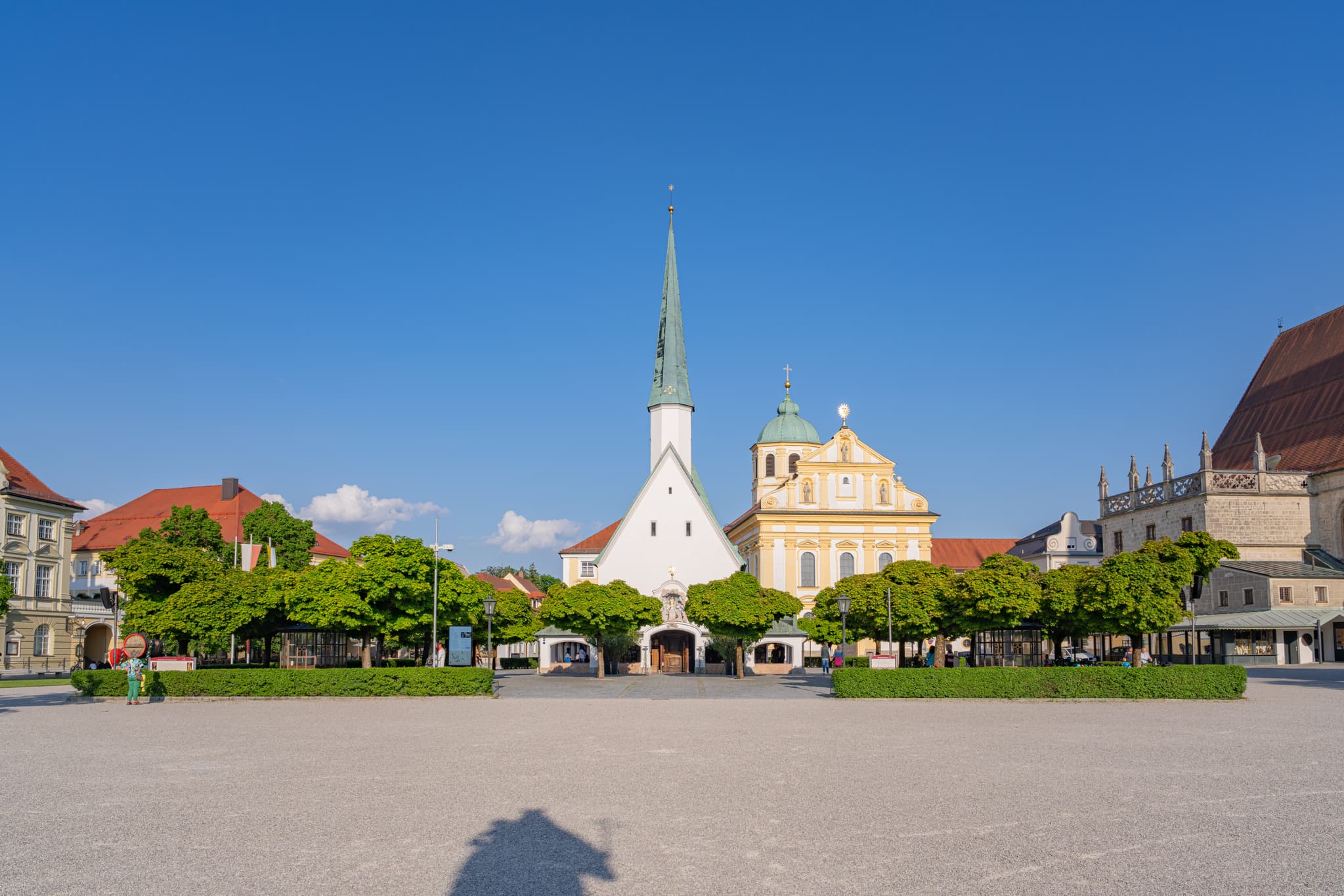Blick auf den weitläufigen Kapellplatz in Altötting, Landkreis Altötting, Oberbayern. Gnadenkapelle und Stiftskirche sind zu sehen. Inn-Salzach, Deutschland.