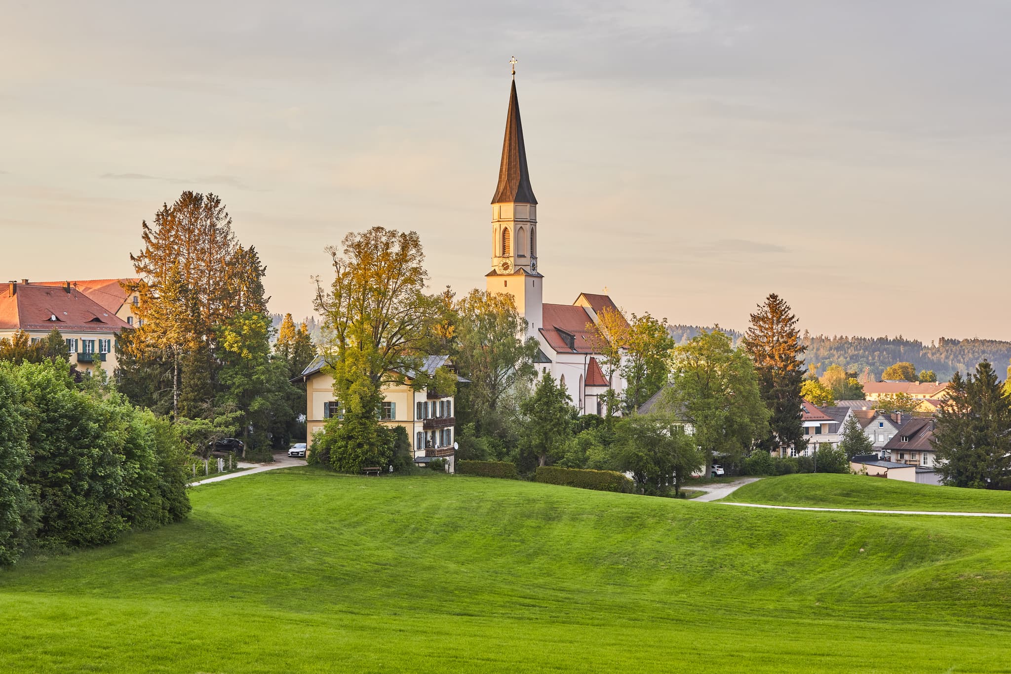 Die Pfarrkirche Mariä Himmelfahrt in Haag, Mühldorf am Inn, Oberbayern. Das markante Gotteshaus prägt die Landschaft der Region Inn-Salzach in Deutschland.