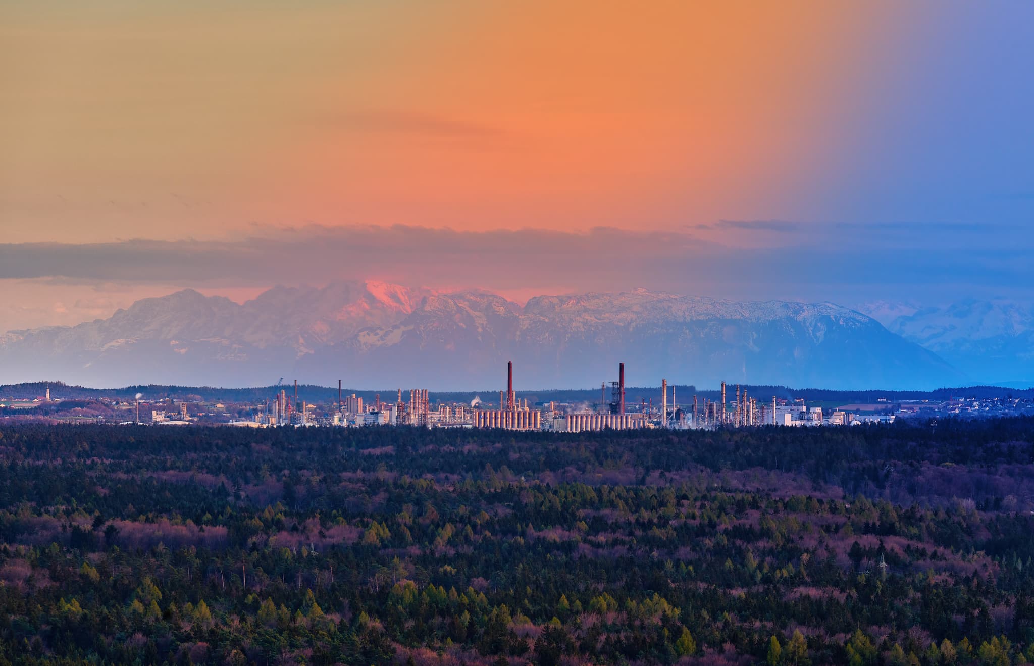 Panorama über Industriekomplex in Leonberg, Marktl, Altötting, Oberbayern. Blick auf die Inn-Salzach Region Deutschlands mit Gebirgskette im Hintergrund.