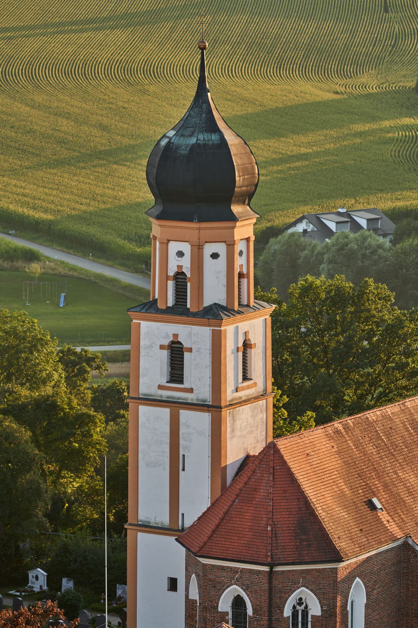 Friedhofskirche St. Michael, Aufgenommen vom Turm der Stadtpfarrkirche, Bad Griesbach, Landkreis Passau, Niederbayern.