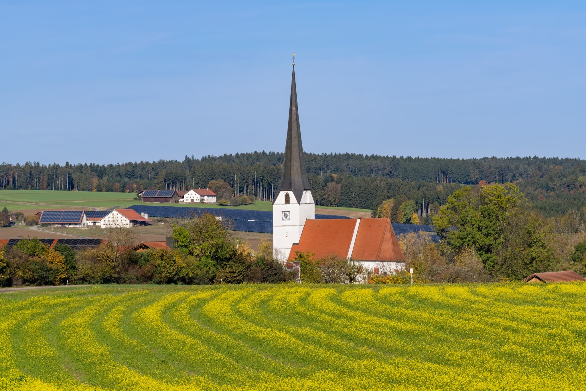 Landschaftsaufnahme von Rottenstuben bei Hebertsfelden mit der Kirche St. Jakobus im Holzland, Landkreis Rottal-Inn, Niederbayern, Deutschland.
